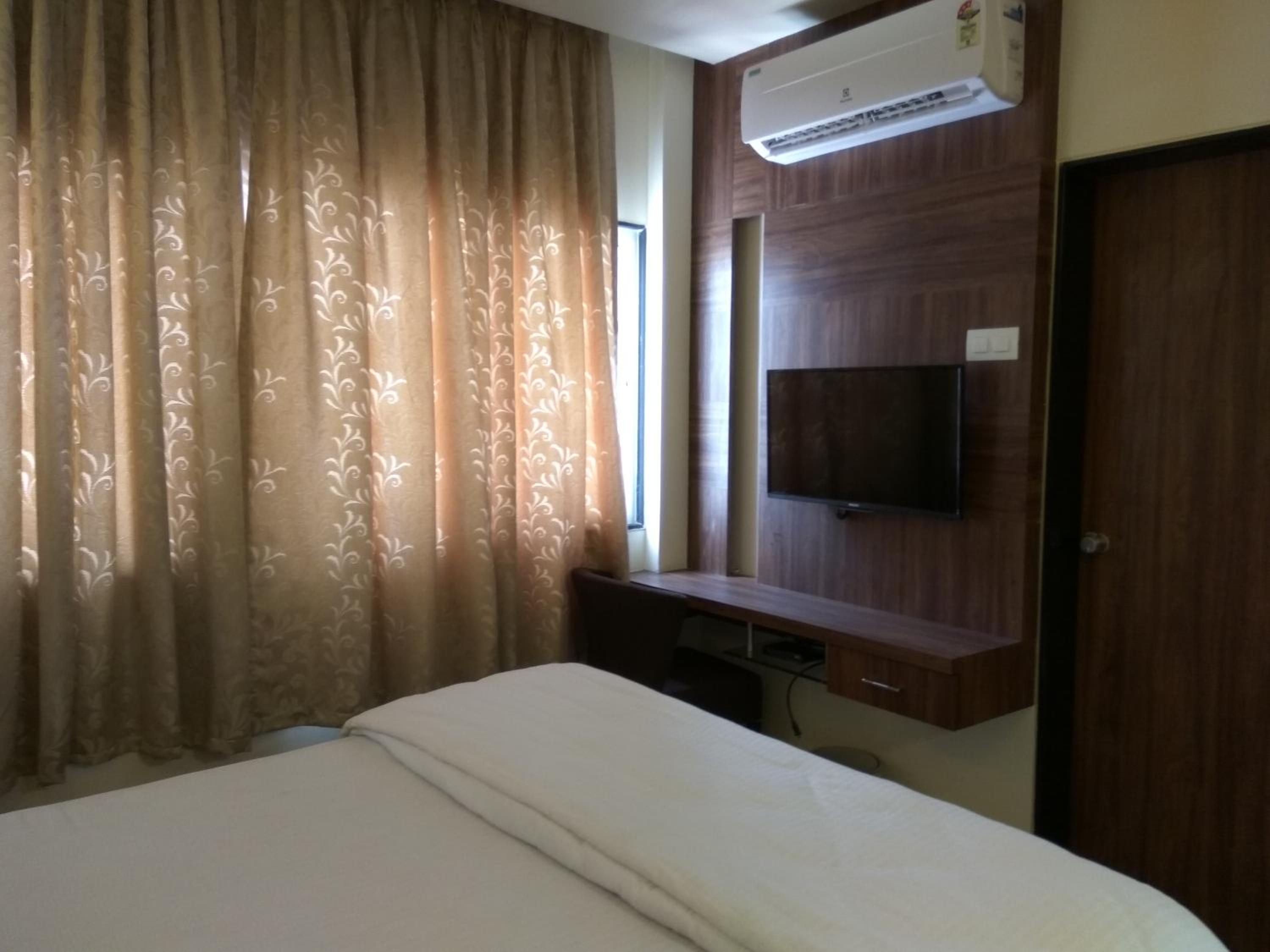 Deluxe Room - Photo 9