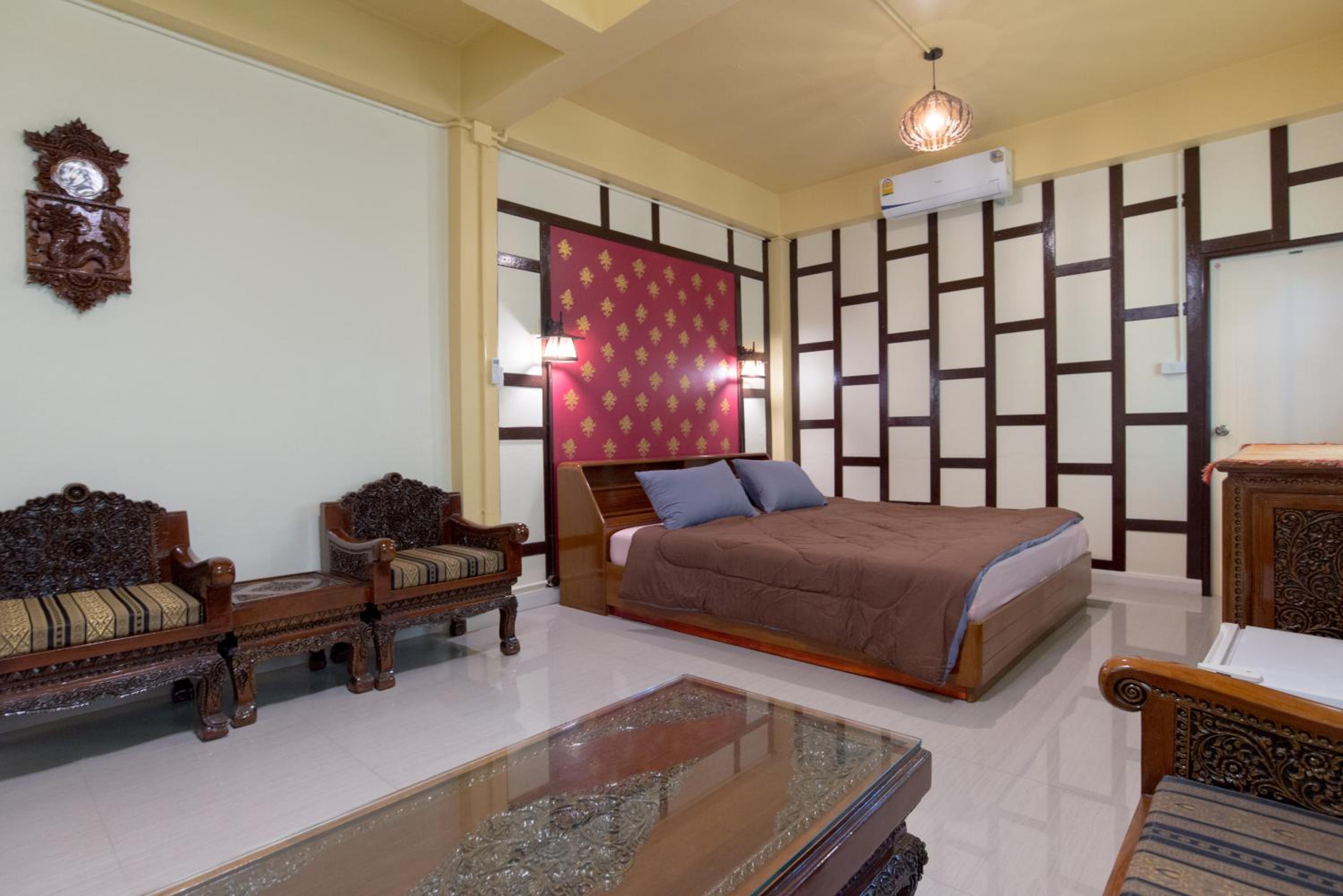 Deluxe King Suite photo 1