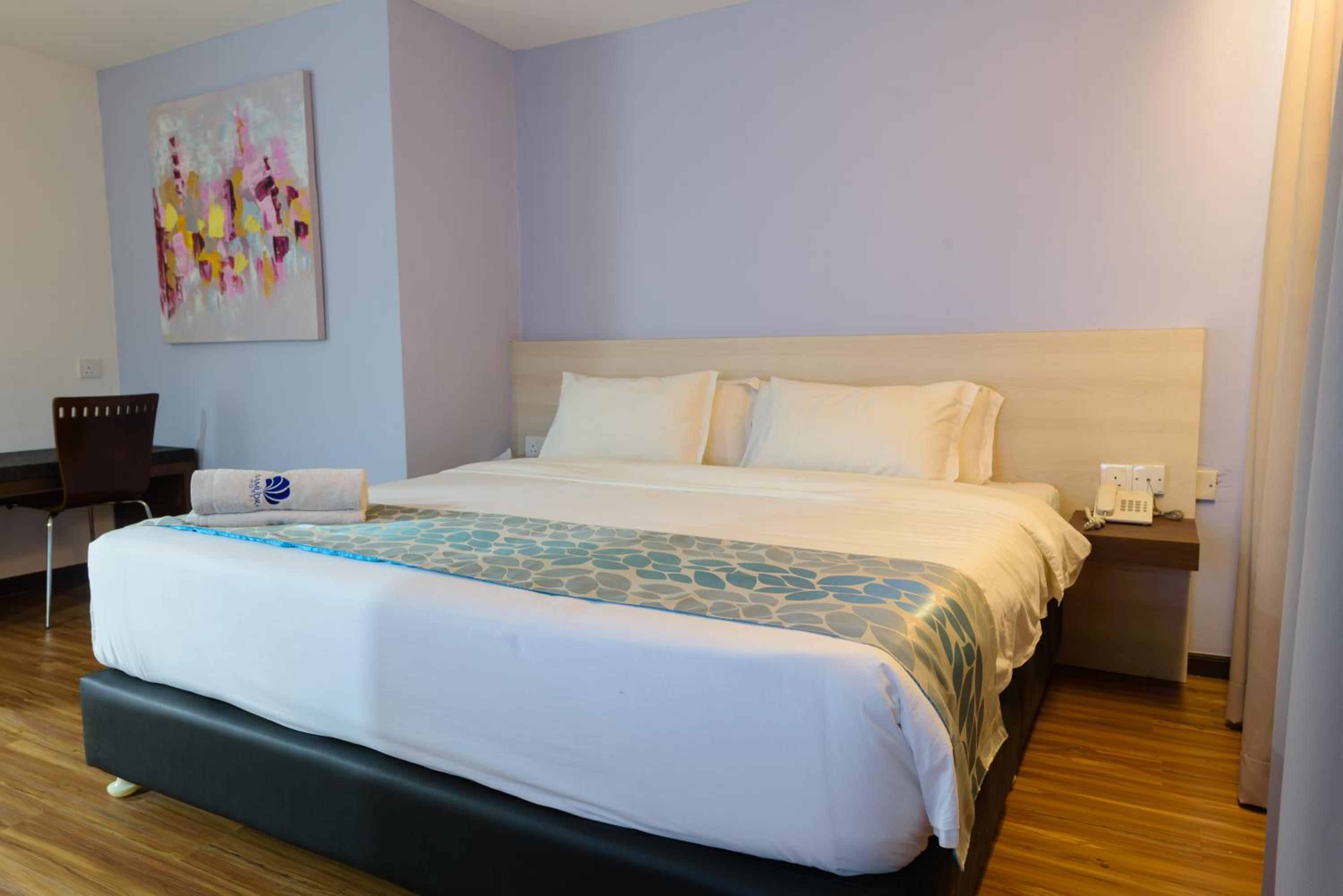 Suite - Photo 1