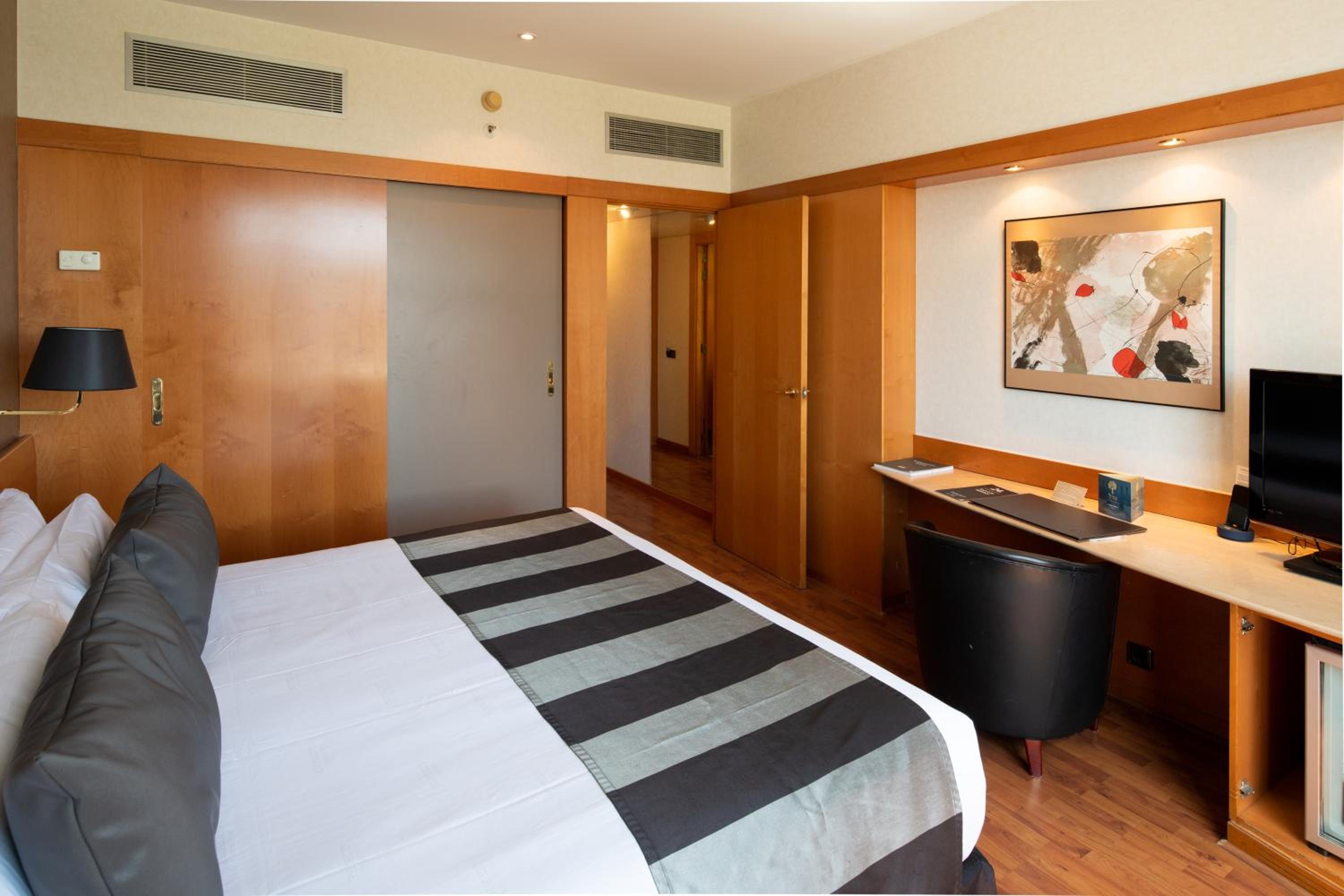 Triple Room (2 Adults + 1 Child) photo 3
