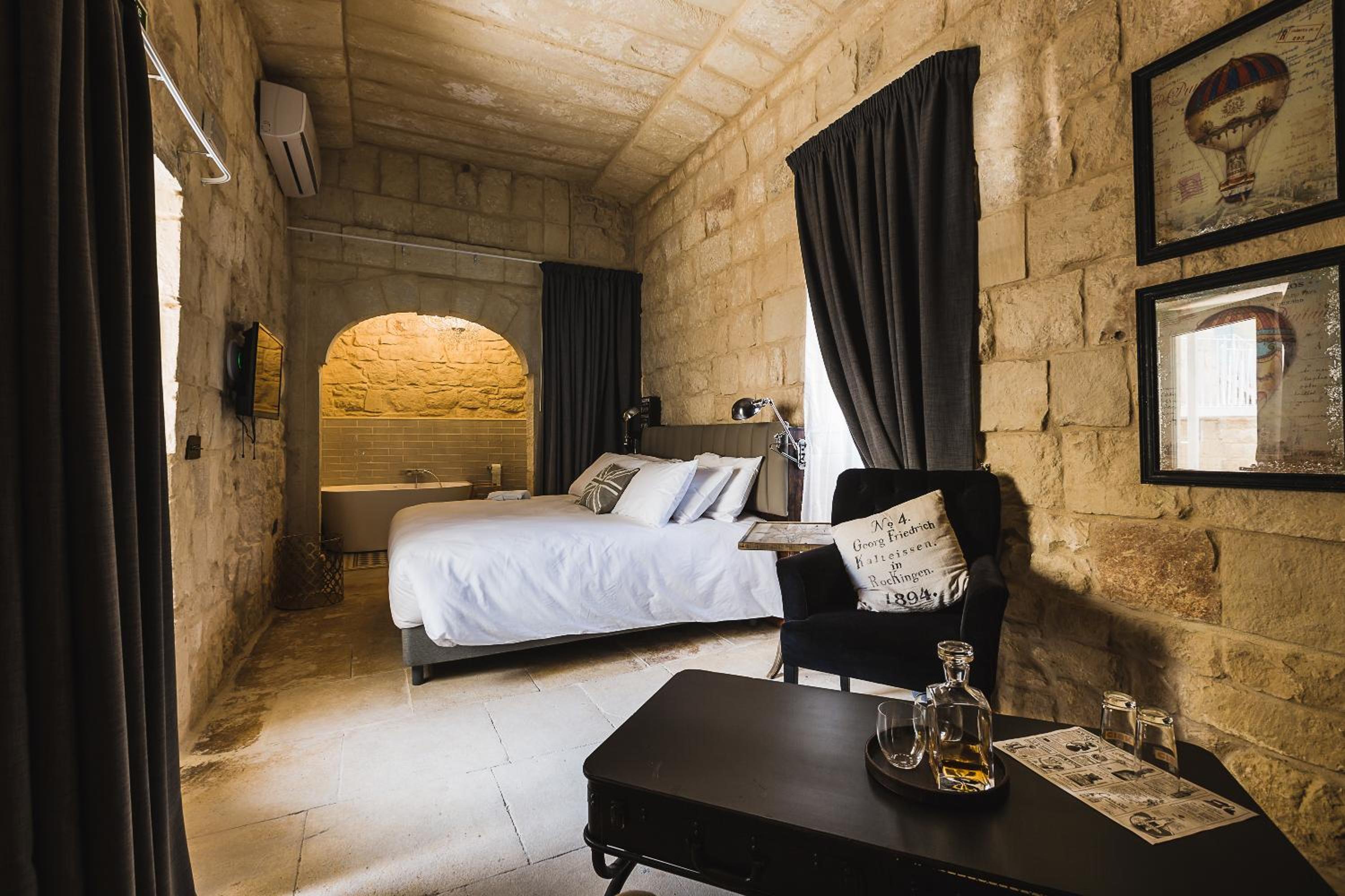 Superior Double or Twin Room - Photo 16