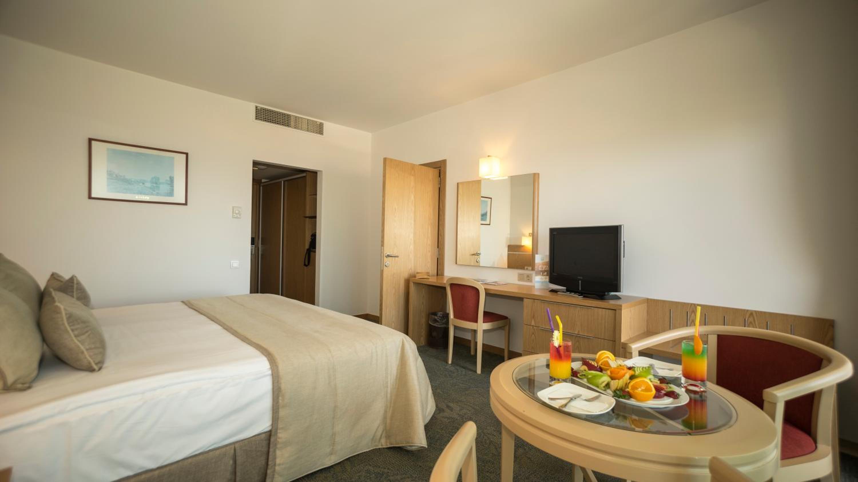 Standard Double or Twin Room with Sea View - Photo 6