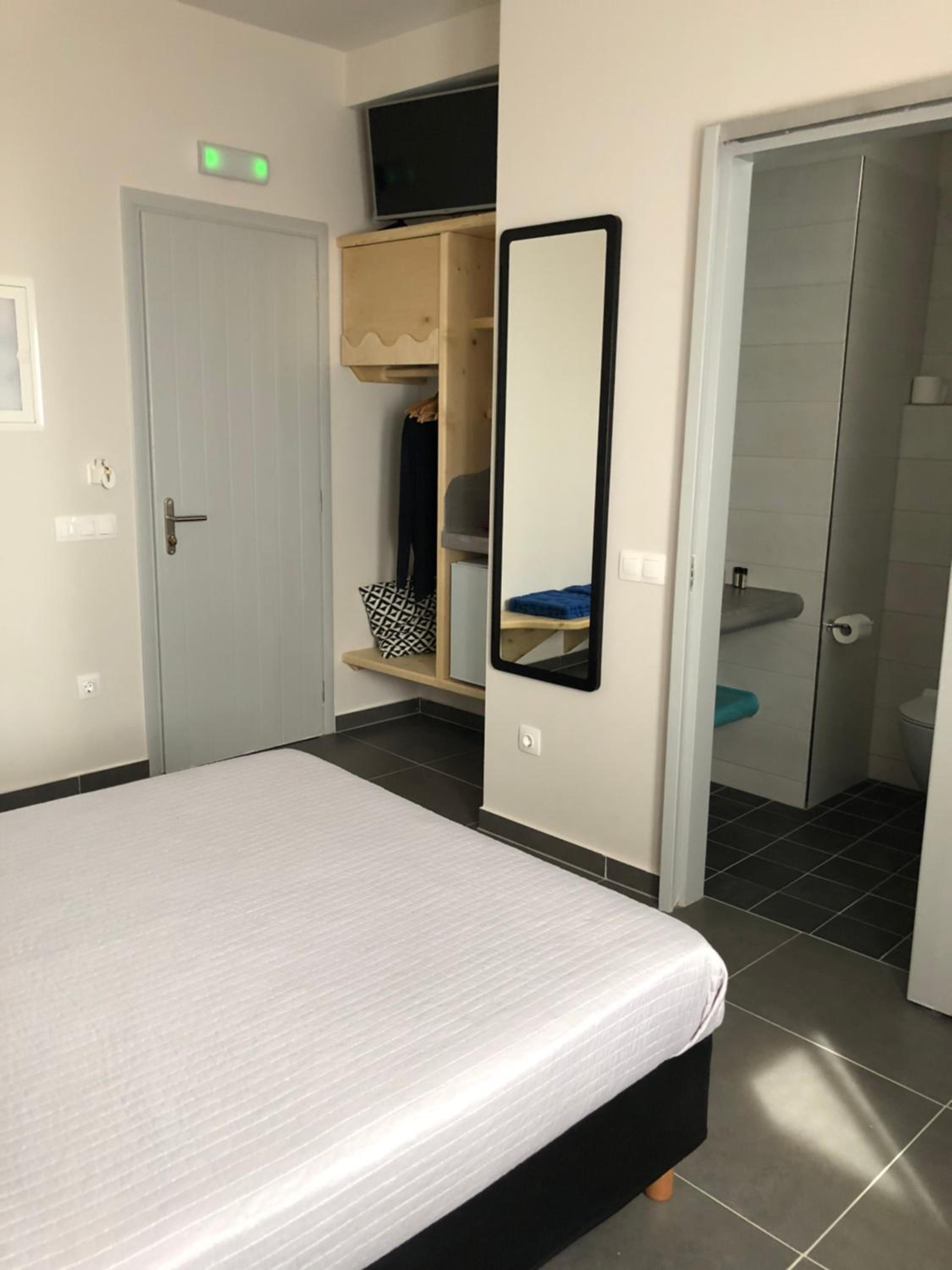 Double or Twin Room - Photo 9