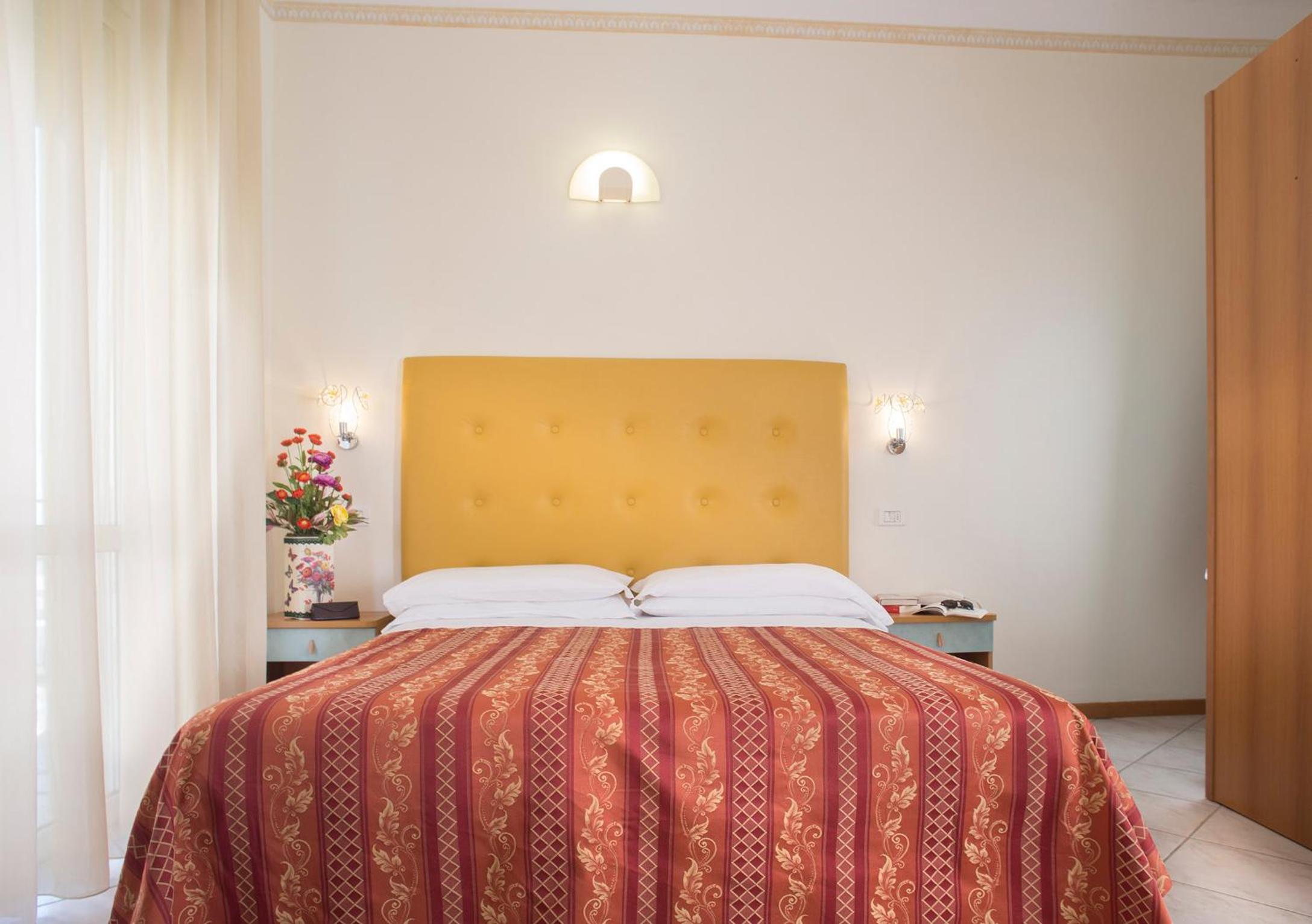 Doppel- oder Zweibettzimmer mit seitlichem Meerblick