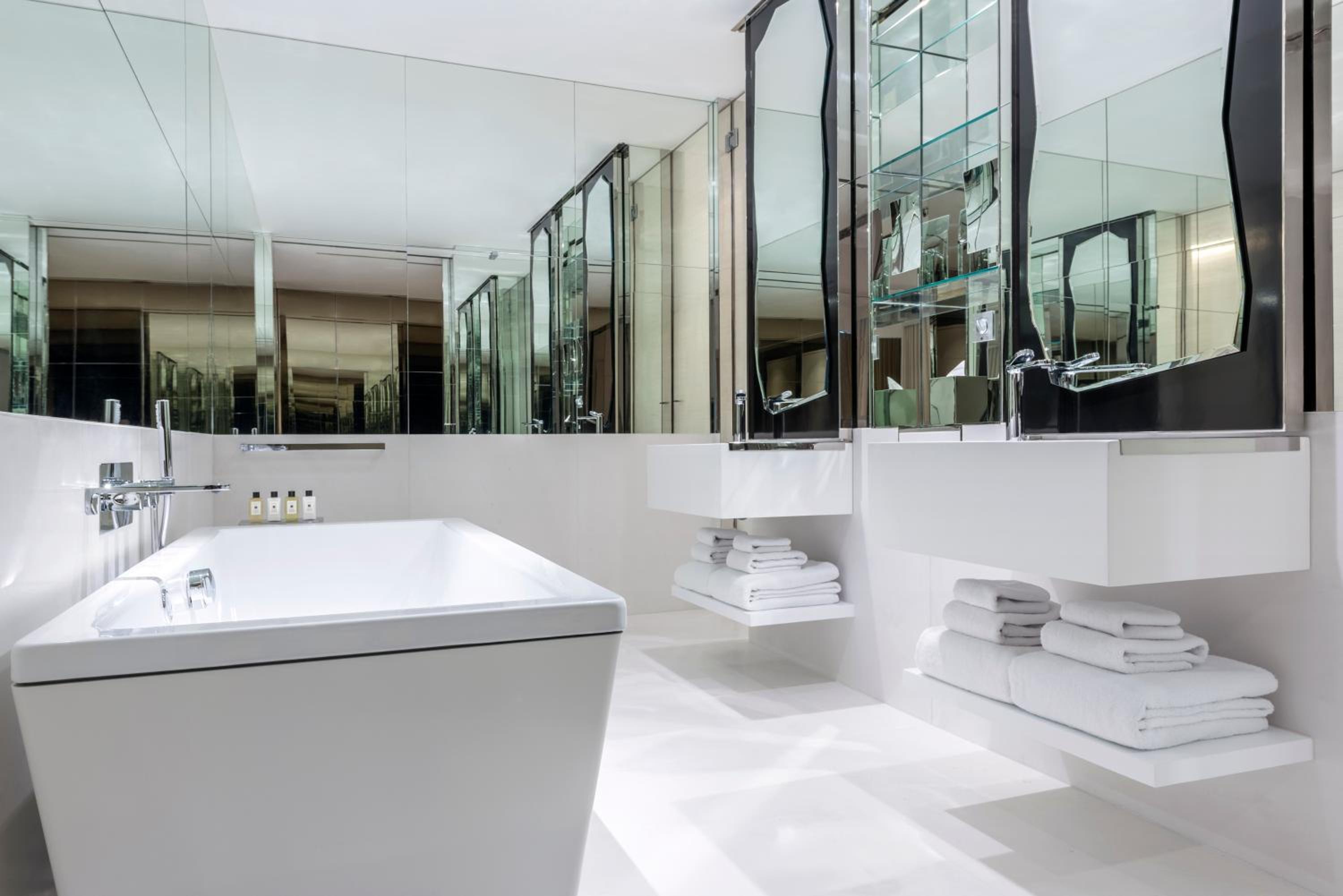 Presidential Suite with Marina Bay View - Executive Lounge Access