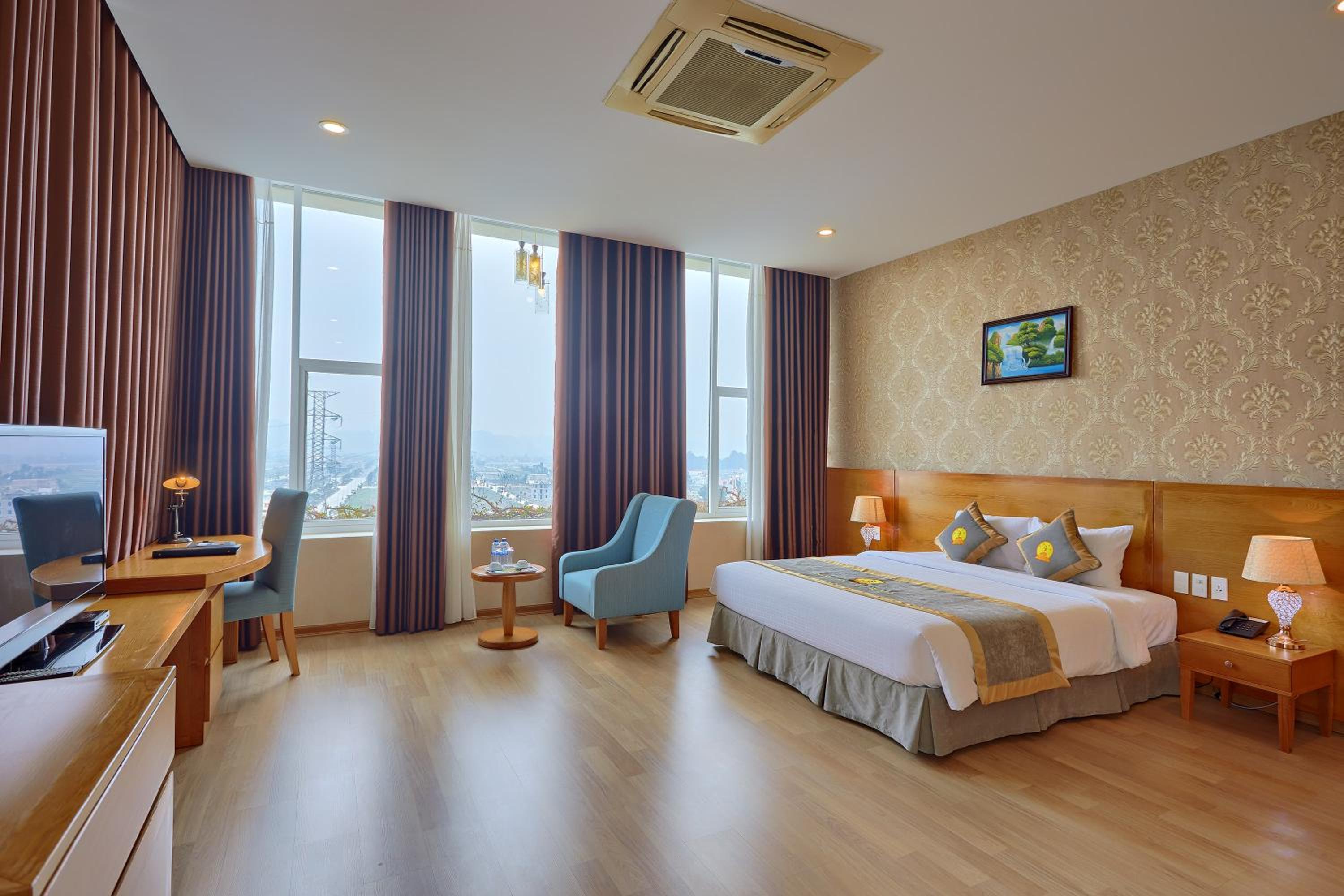 Suite - Photo 1