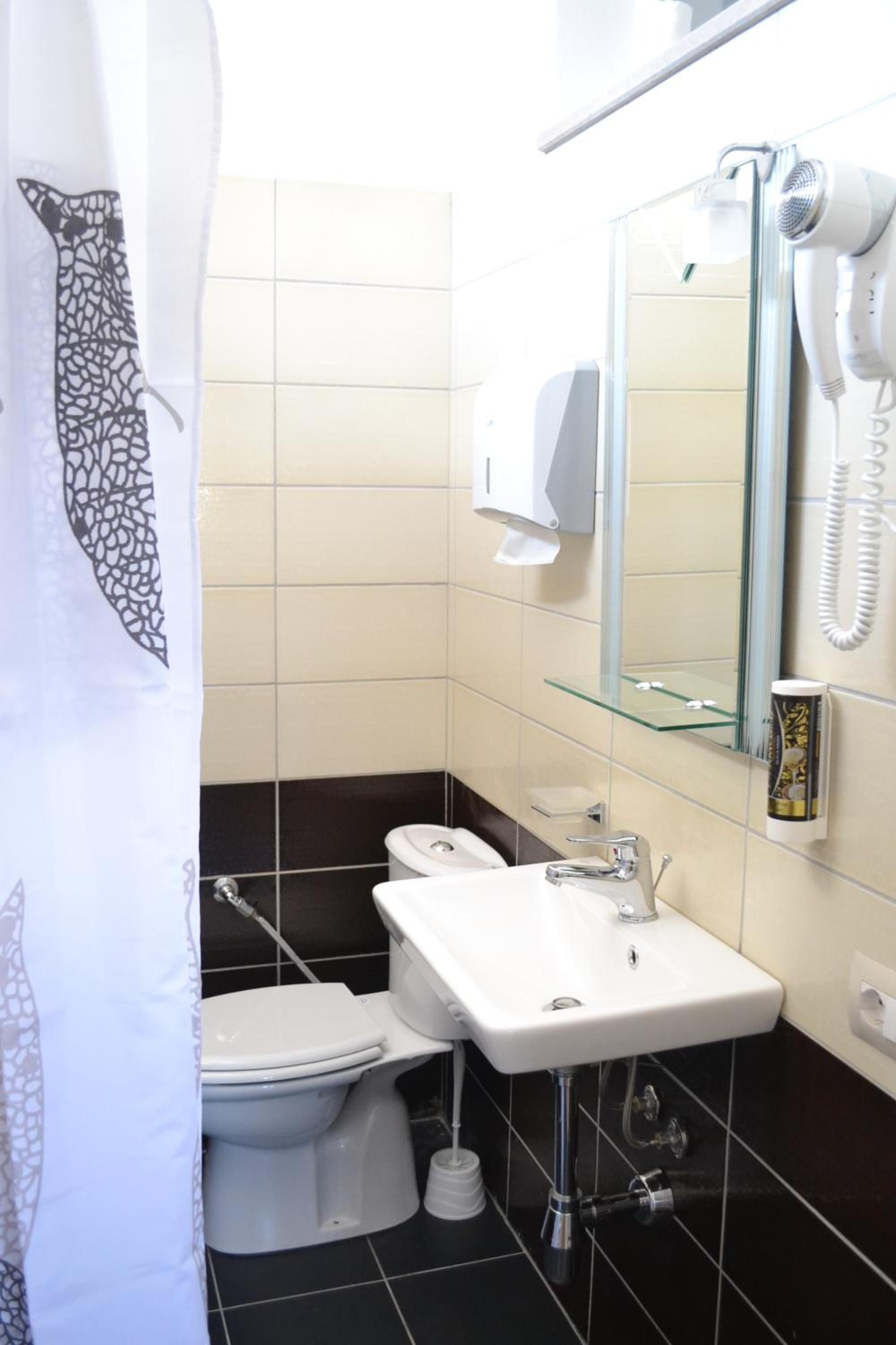 Twin Room with Private Bathroom photo 2