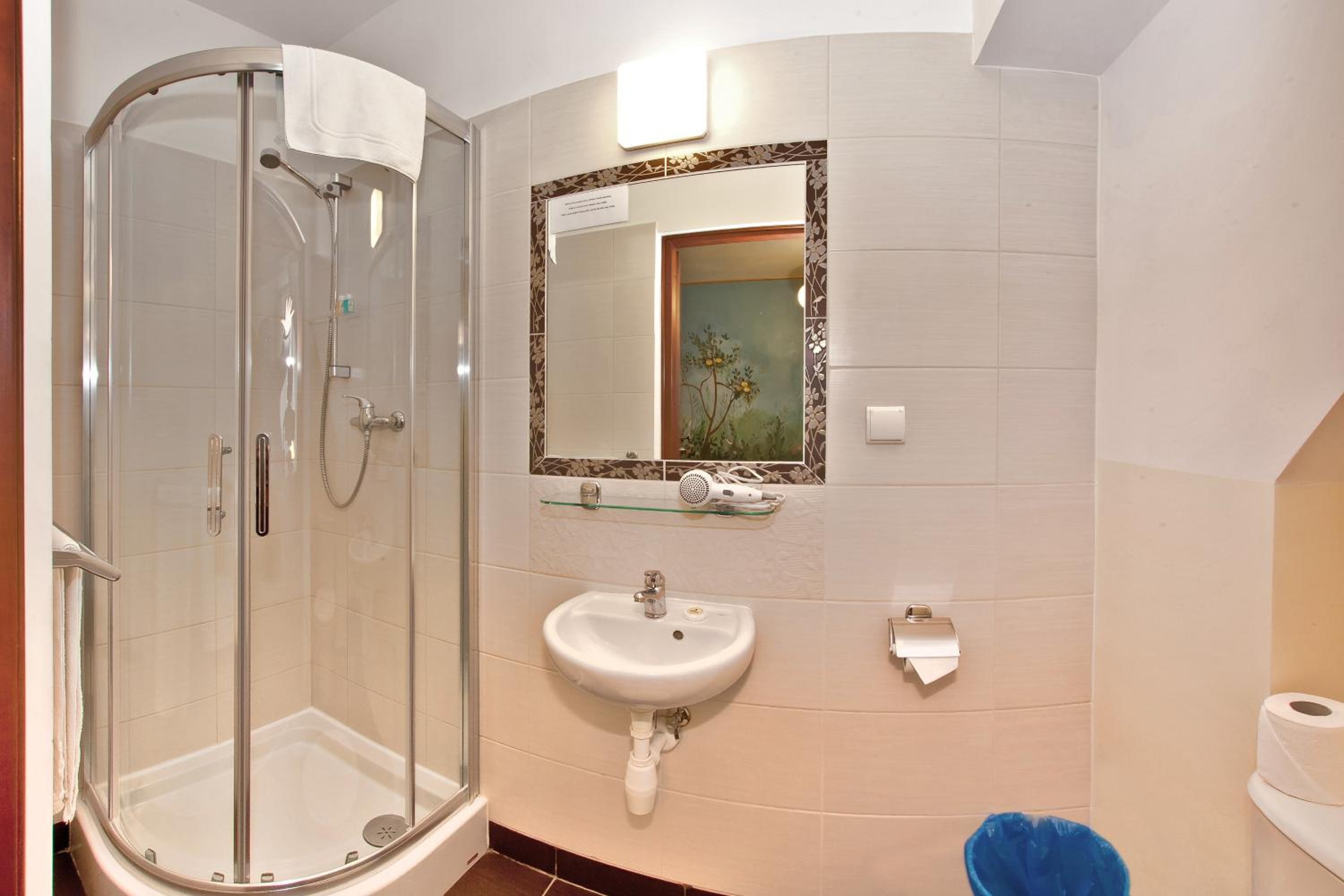 Standard Double Room - Photo 7