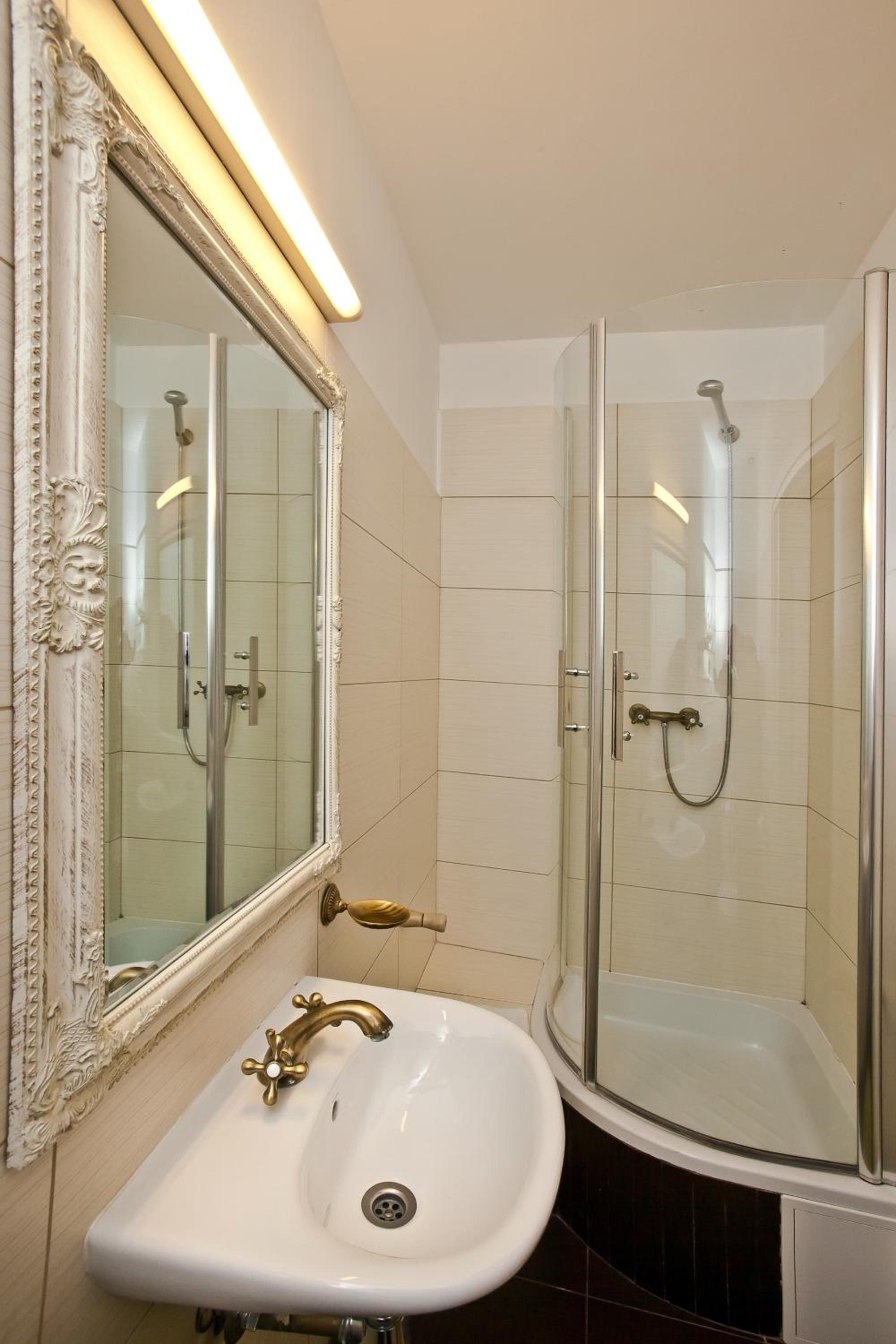 Standard Double Room - Photo 8