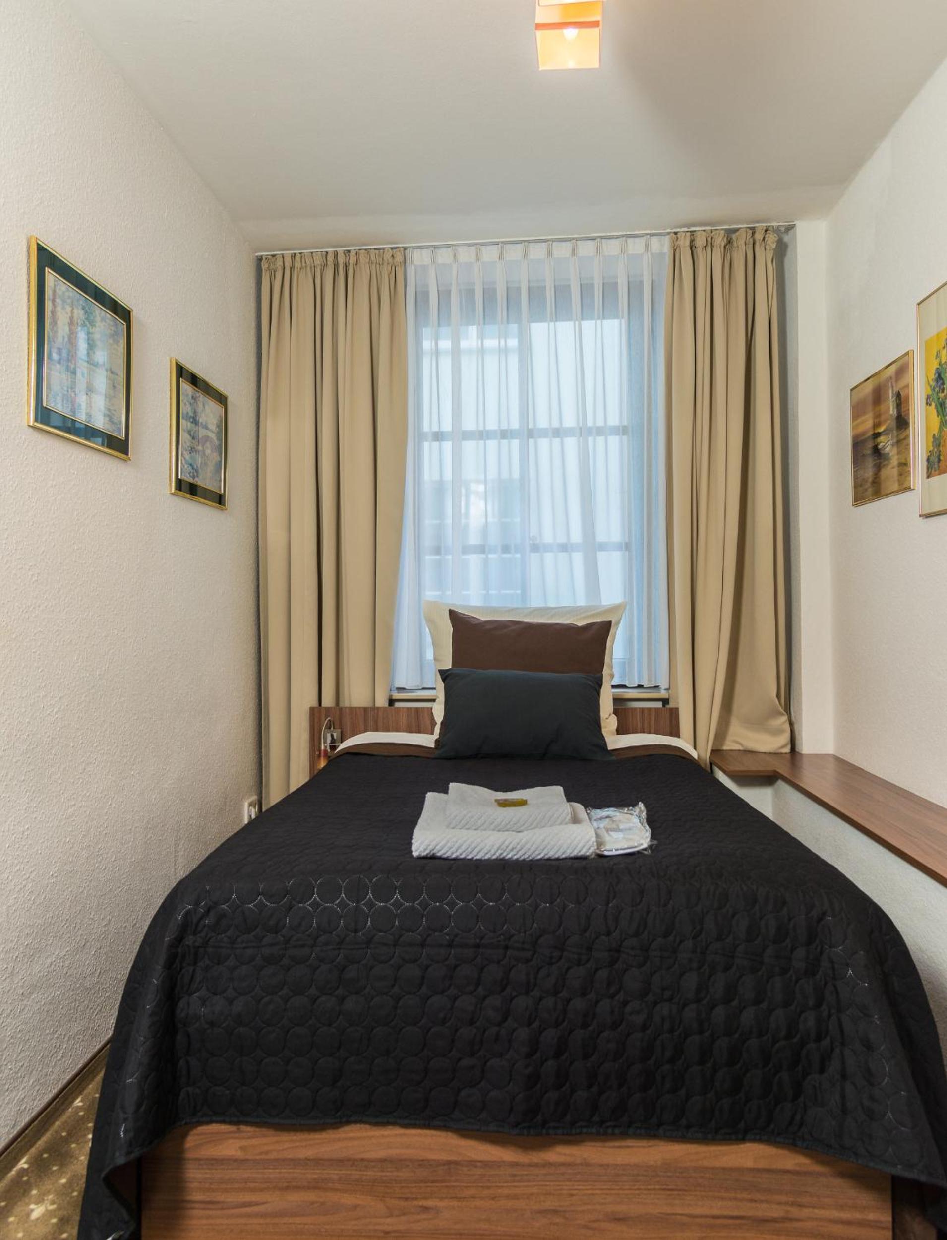 Budget Double Room - Photo 5