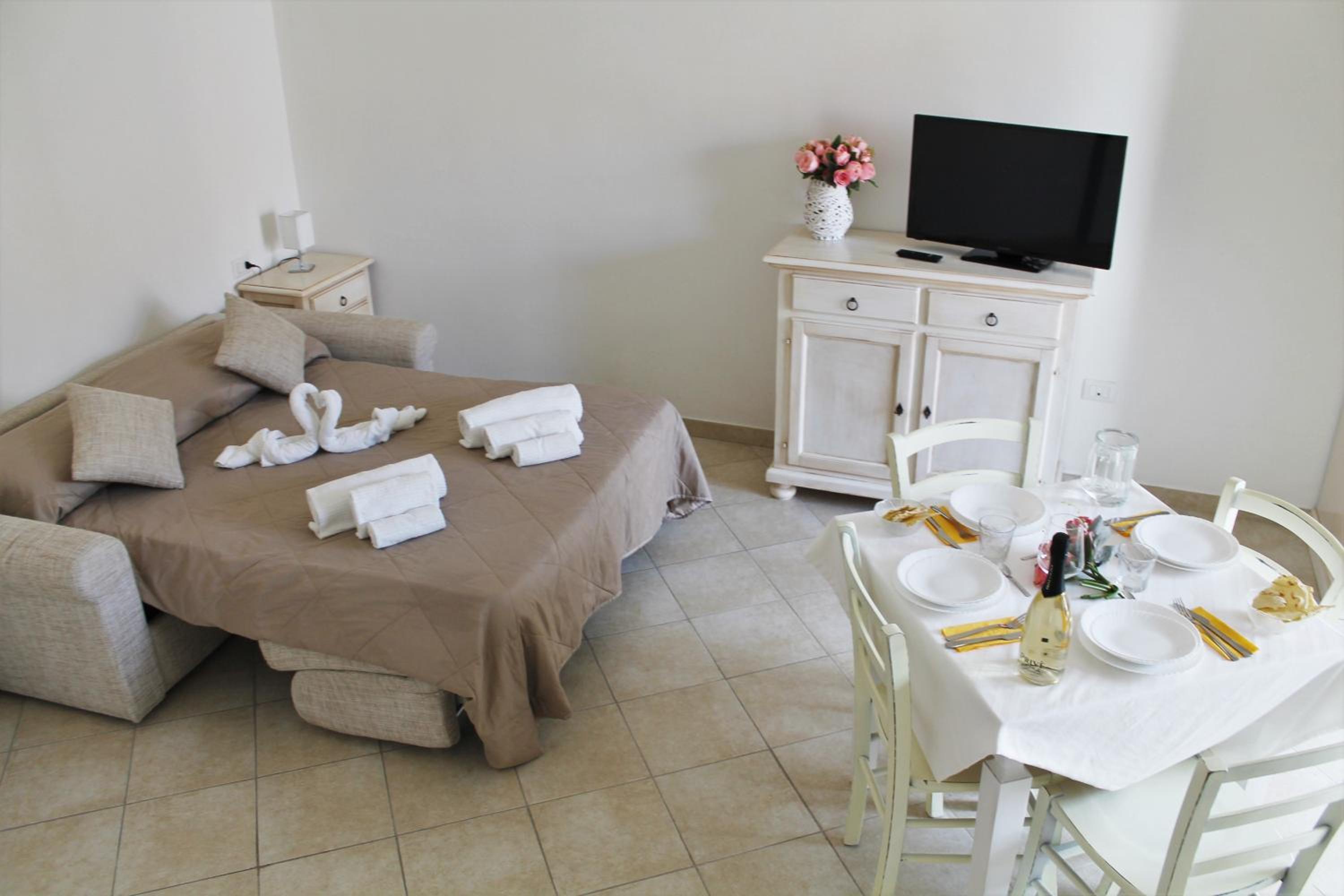 Studio Apartment - Photo 1