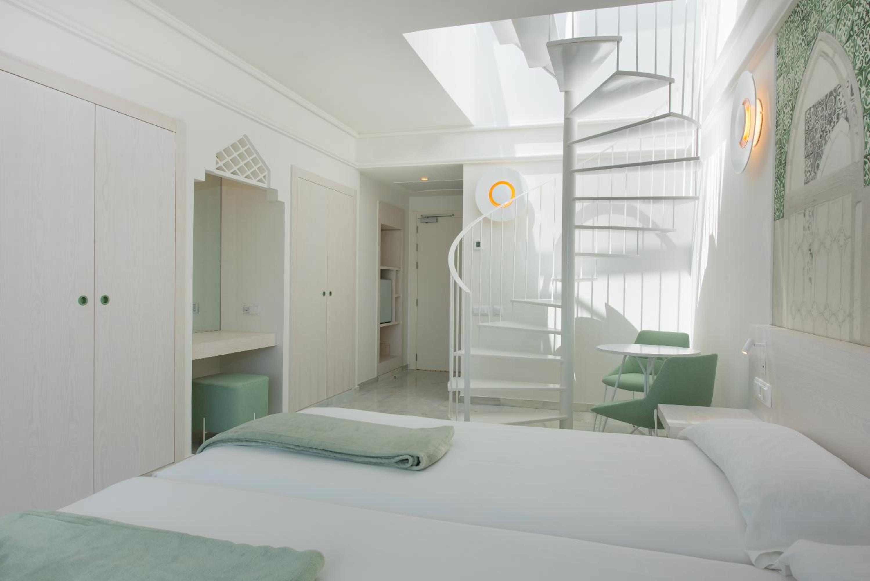 Double Side Sea View with Penthouse and Hot Tub - Photo 3