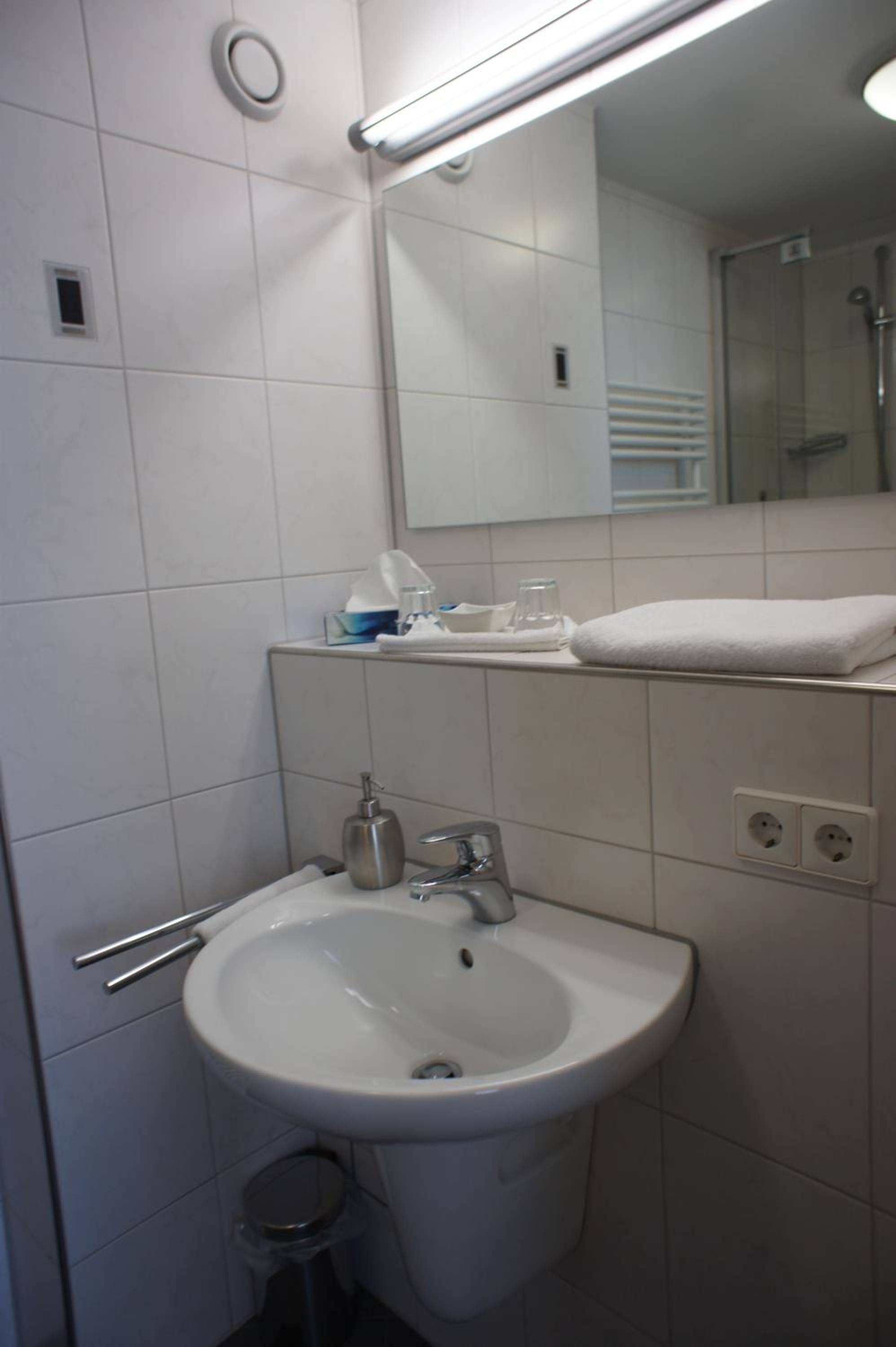 Double Room (bed size 140x200) photo 3