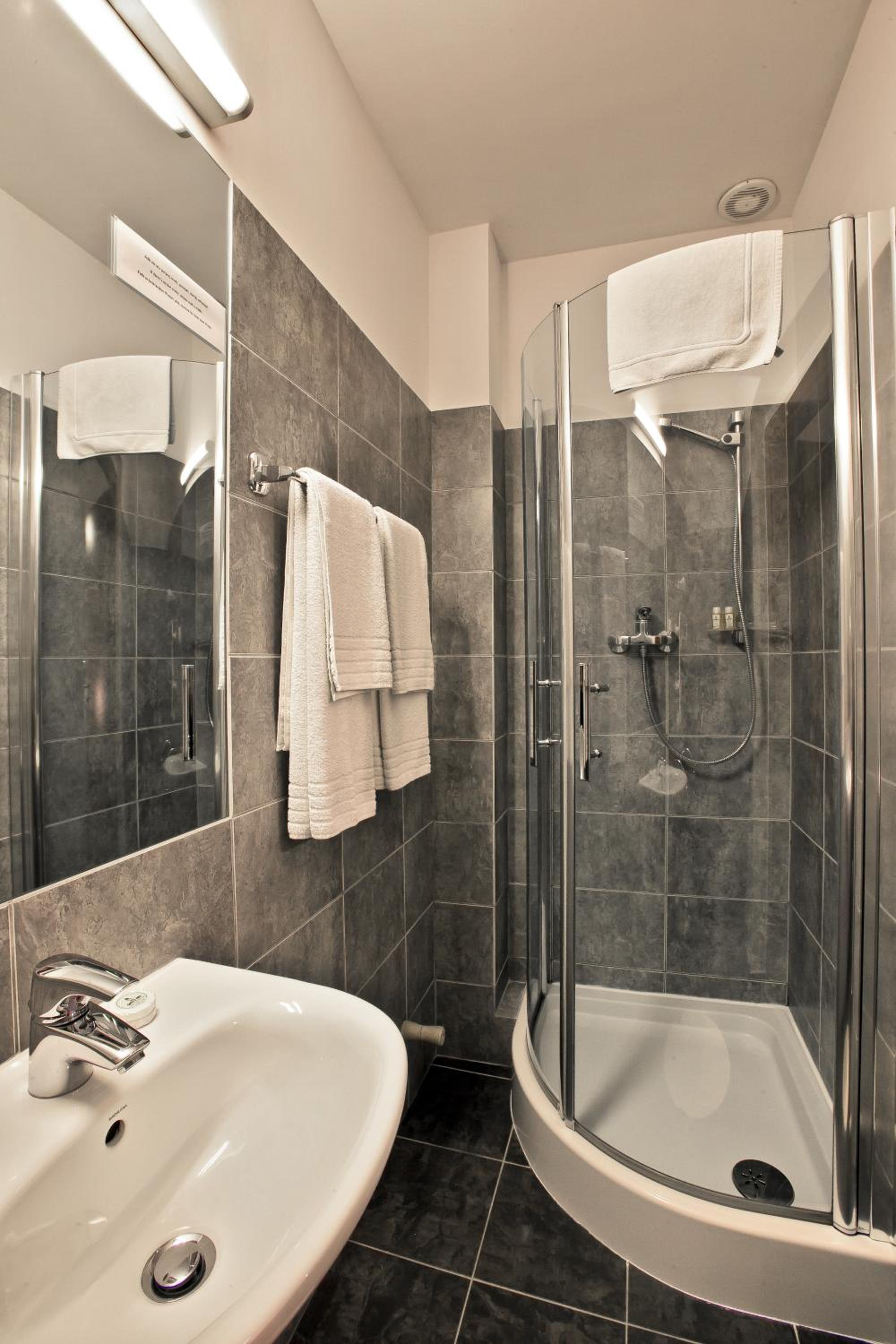 Standard Twin Room - Photo 2
