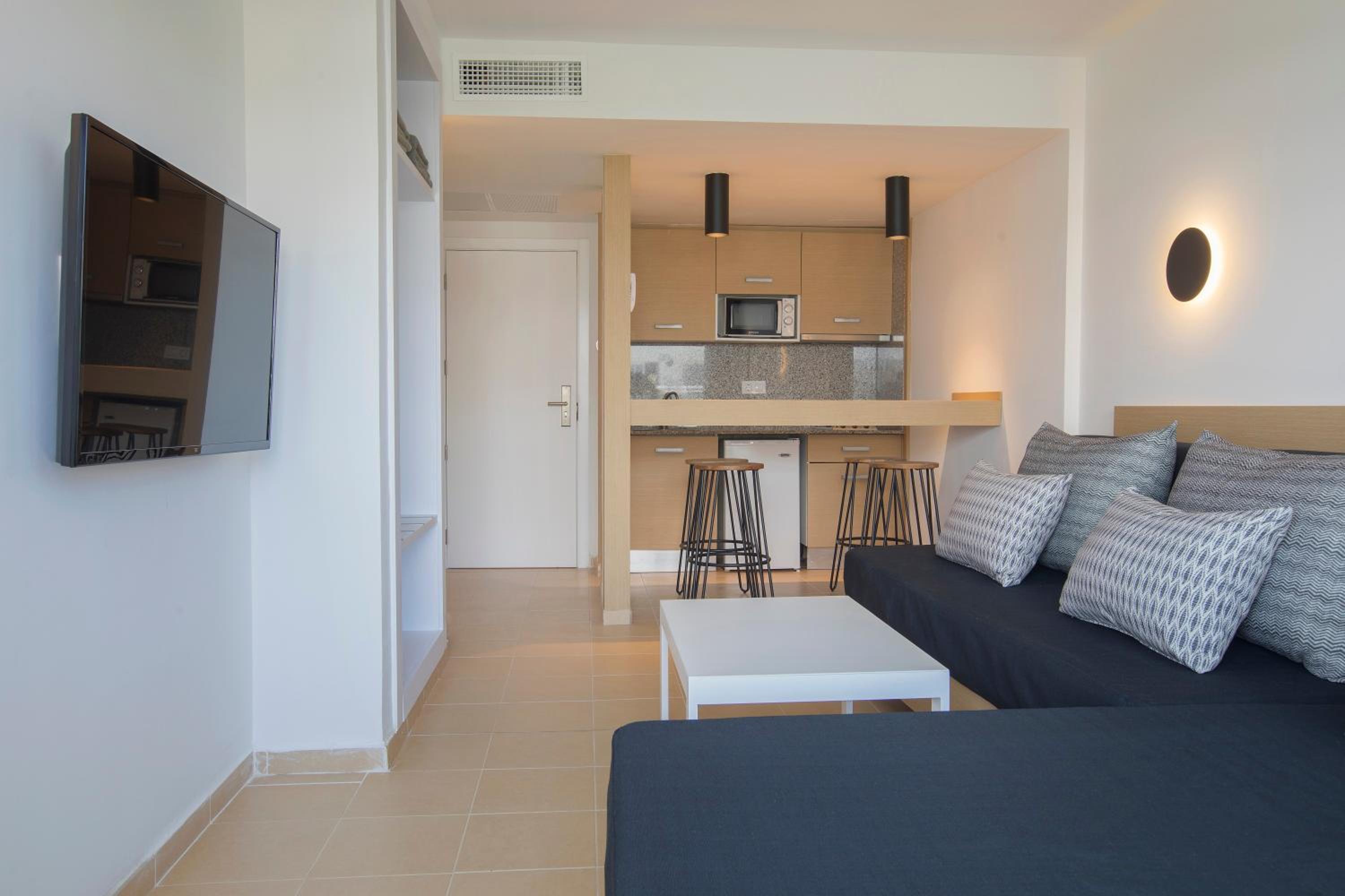 One-Bedroom Apartment (2 Adults + 1 Child) - Photo 1