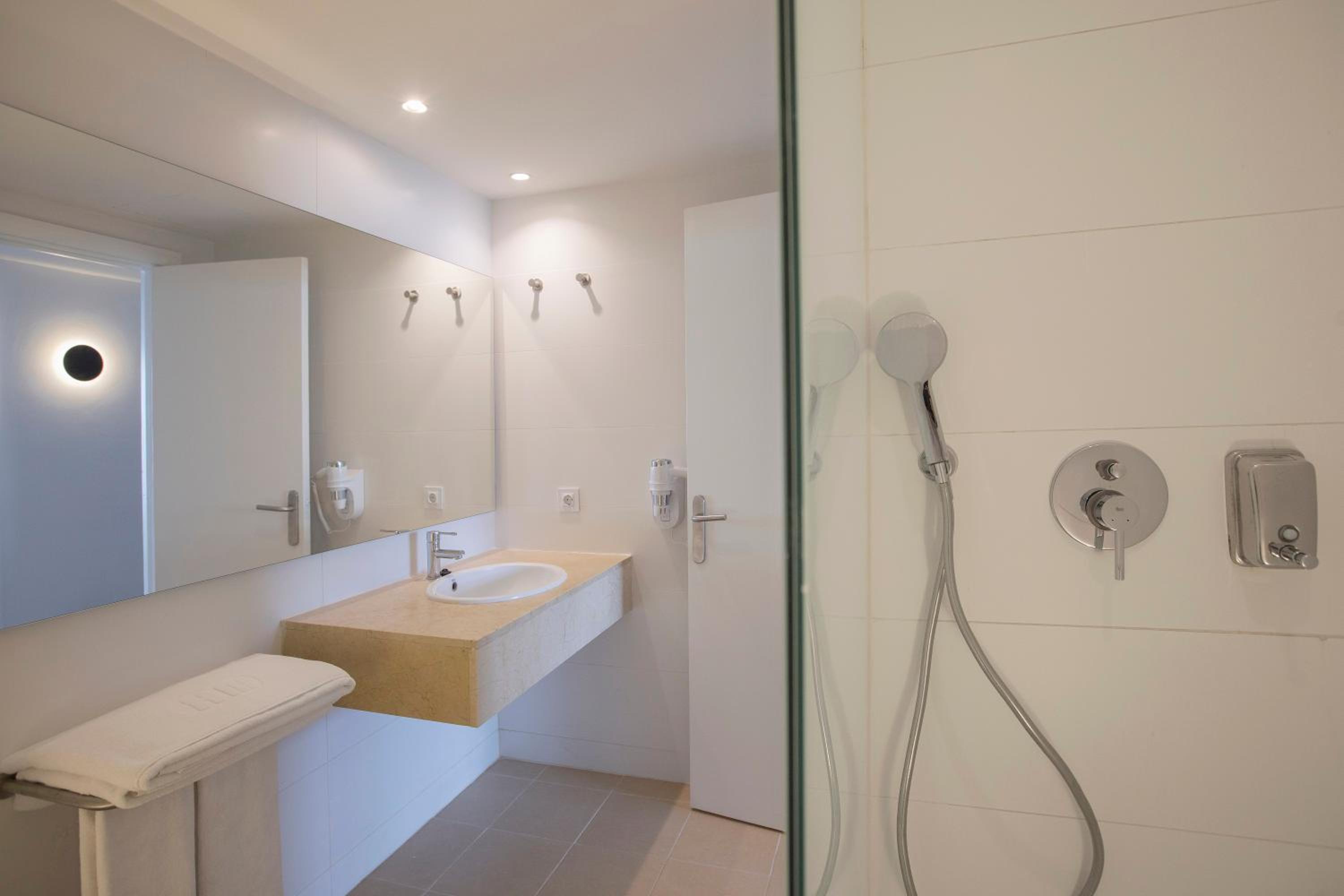 One-Bedroom Apartment (2 Adults + 1 Child) - Photo 6