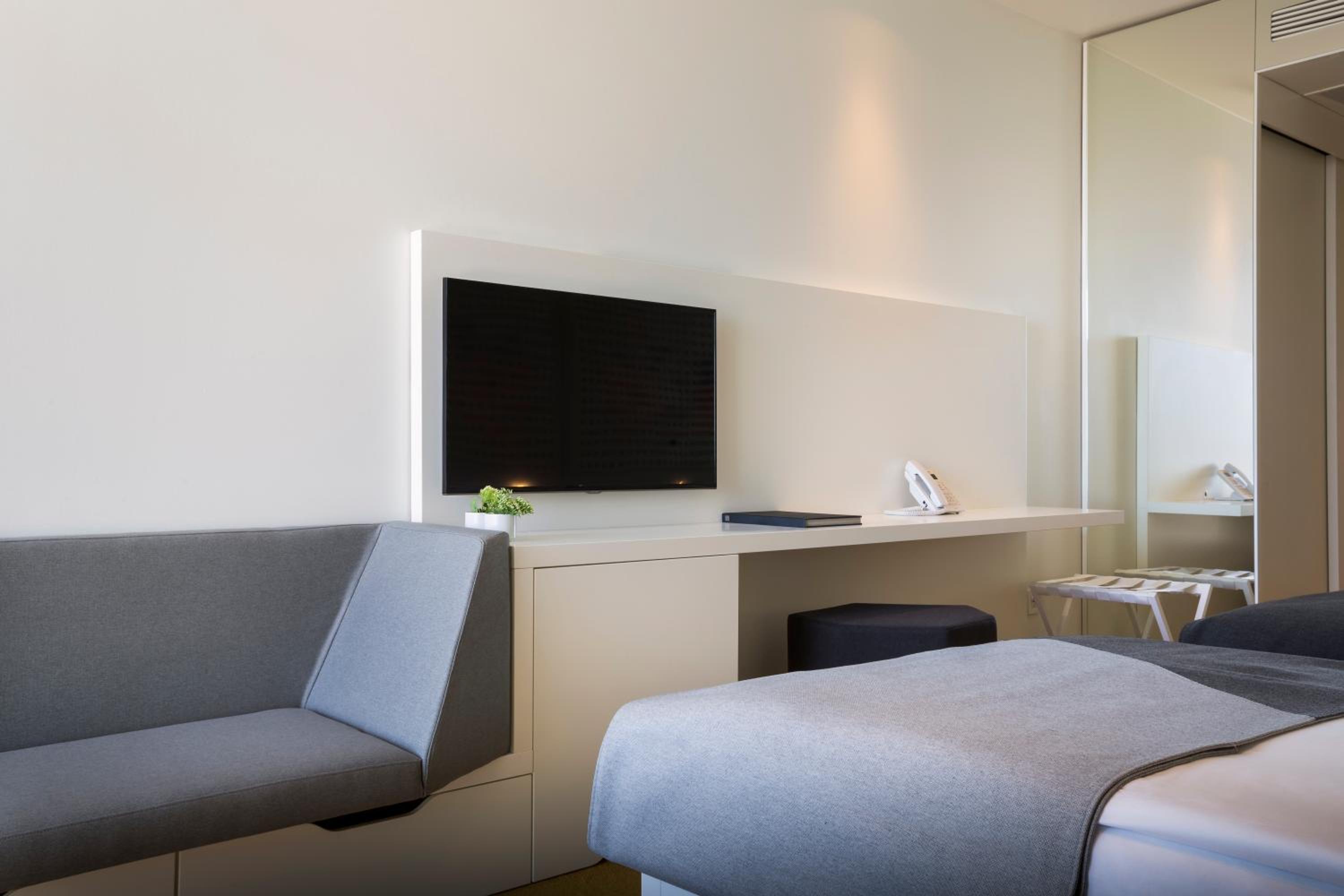 Standard Double or Twin Room with 2 Extra Beds - Photo 3