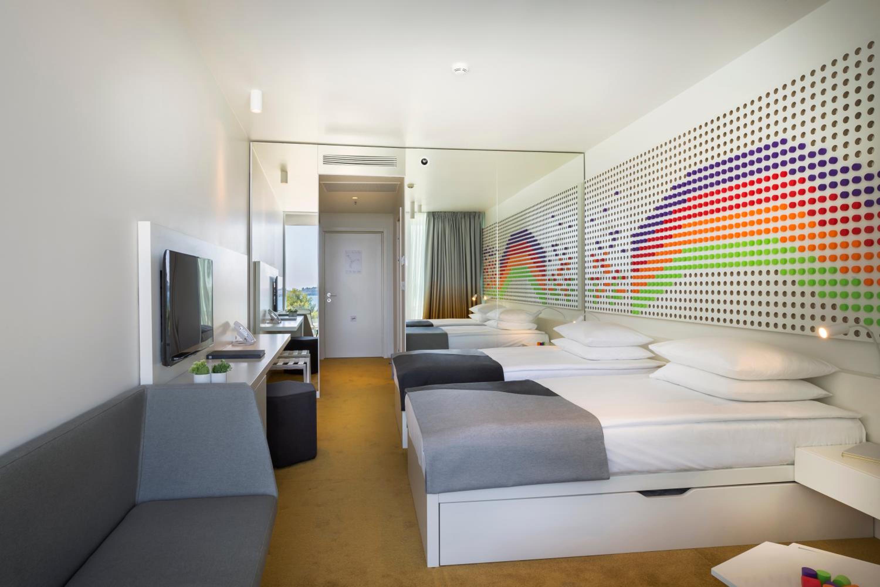 Standard Double or Twin Room with 2 Extra Beds - Photo 4