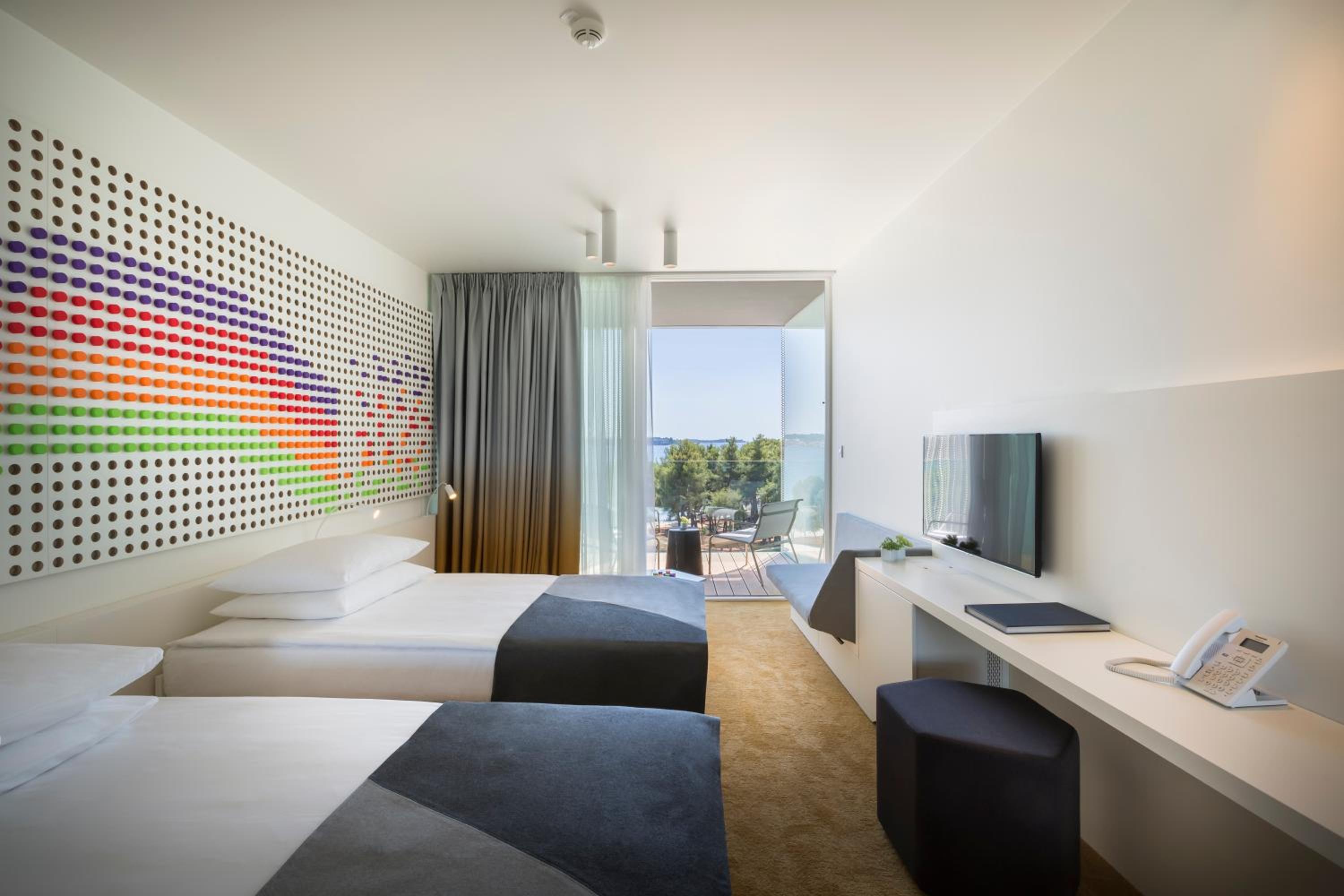 Standard Double or Twin Room with 2 Extra Beds - Photo 5