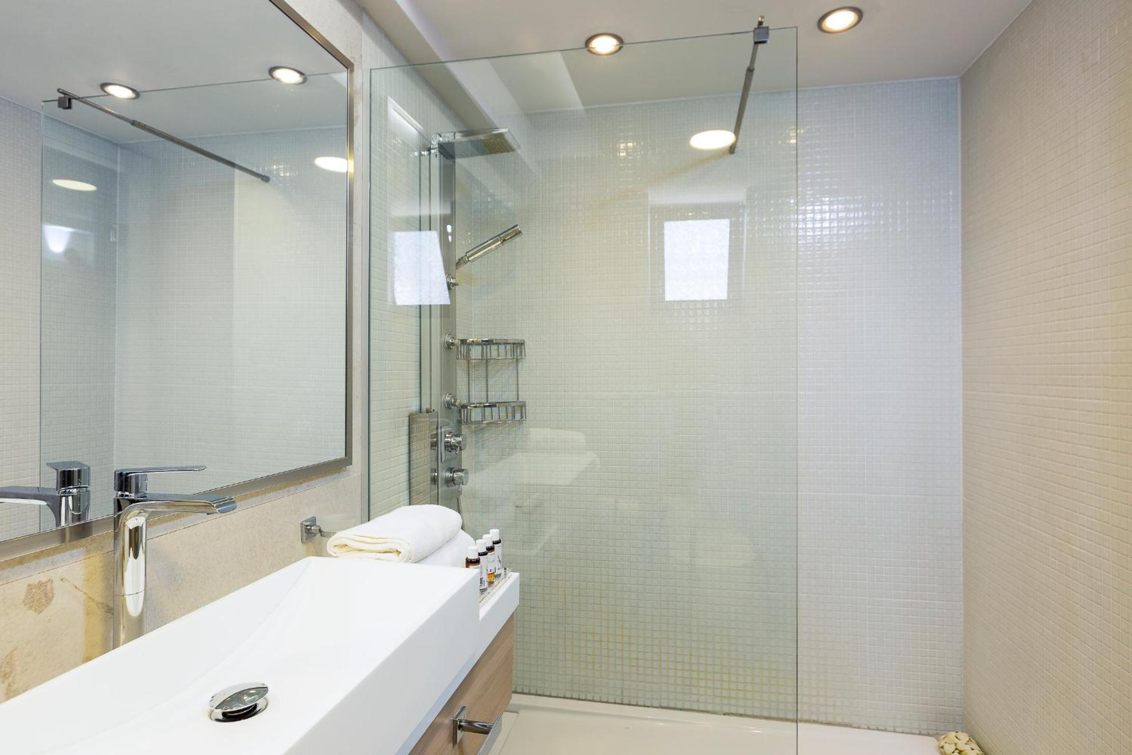 Deluxe Suite with Sea View photo 2
