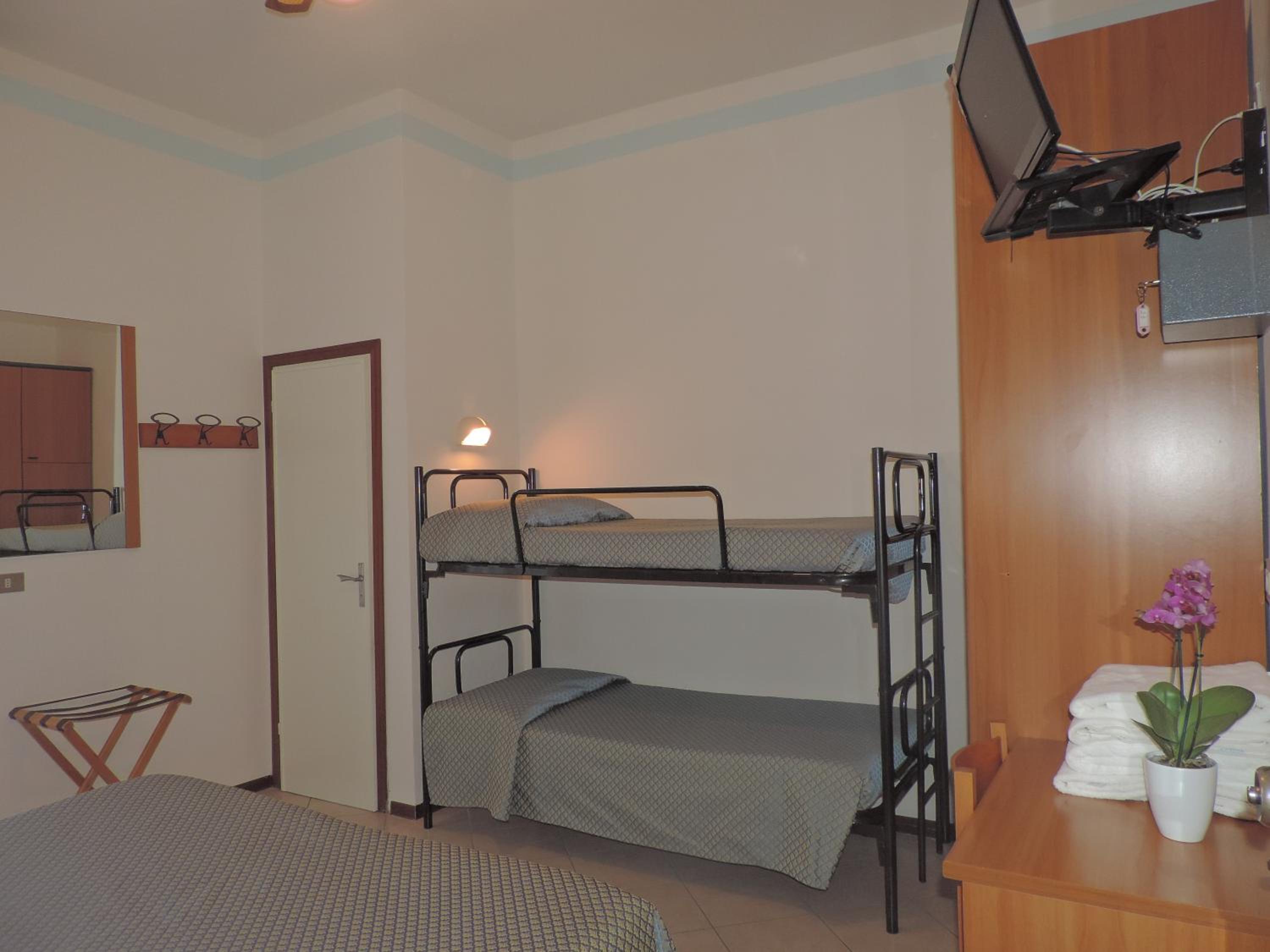 Quadruple Room - Photo 3