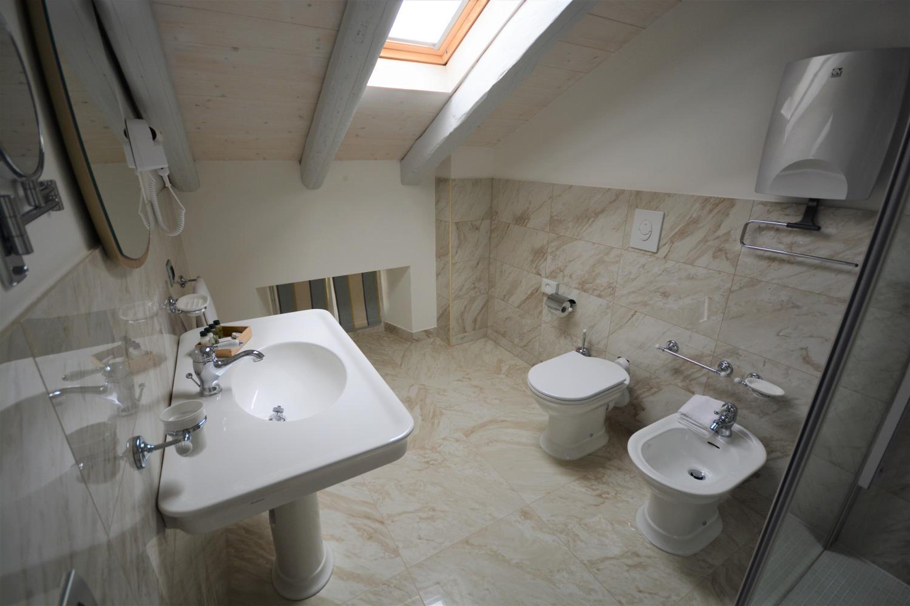 Suite - Photo 13