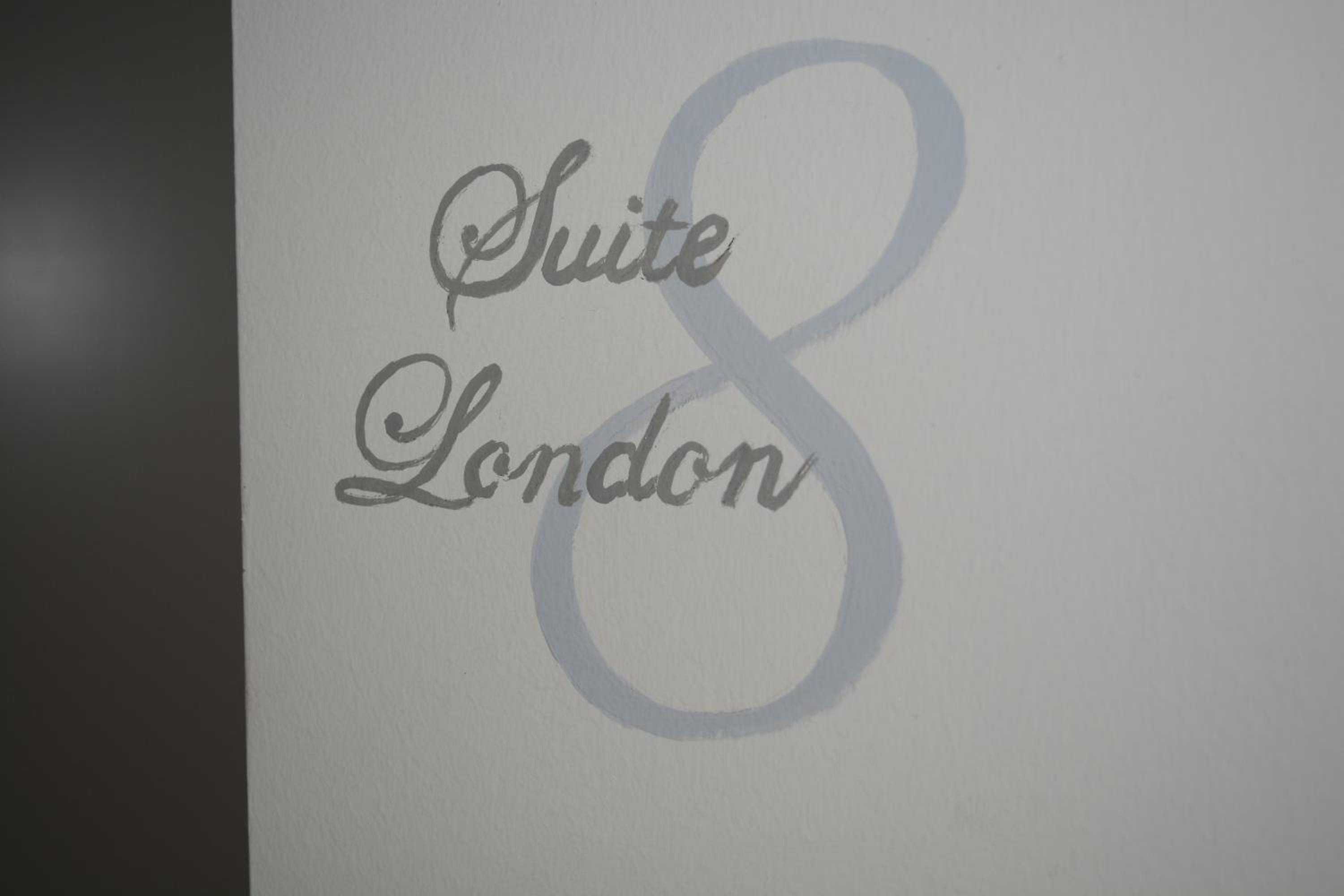 Suite - Photo 3