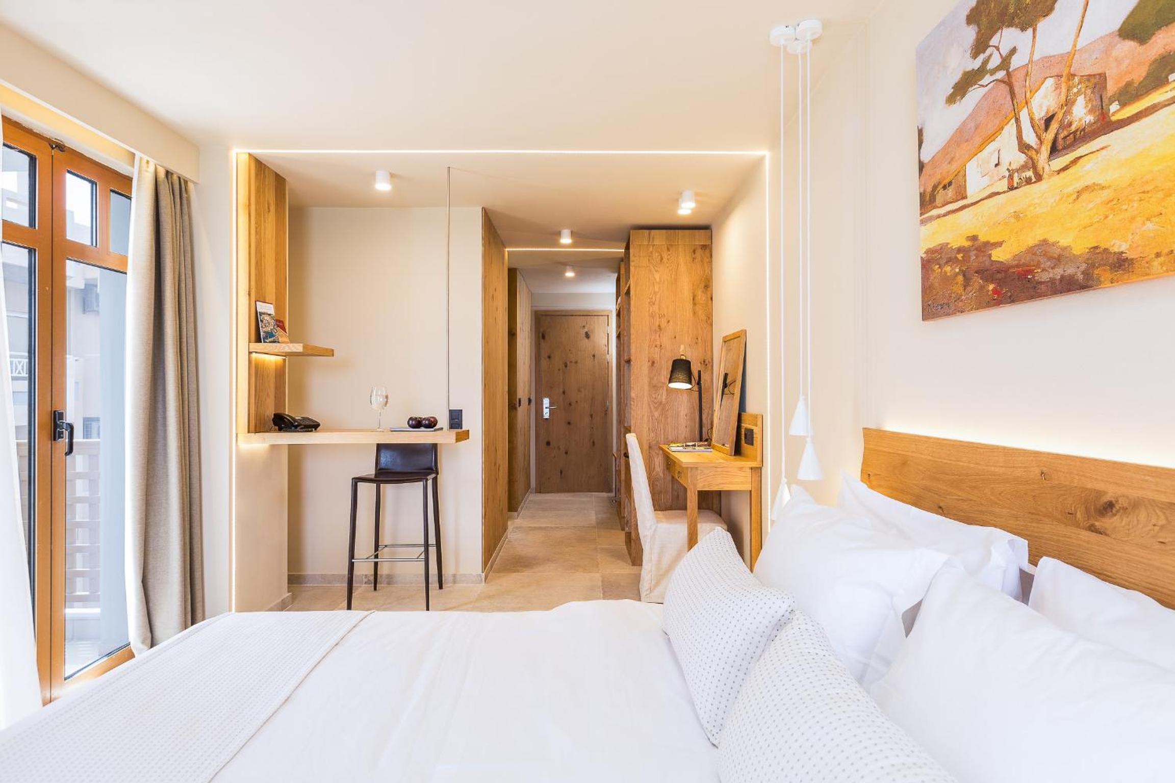 Deluxe Suite with Sea View thumbnail 5