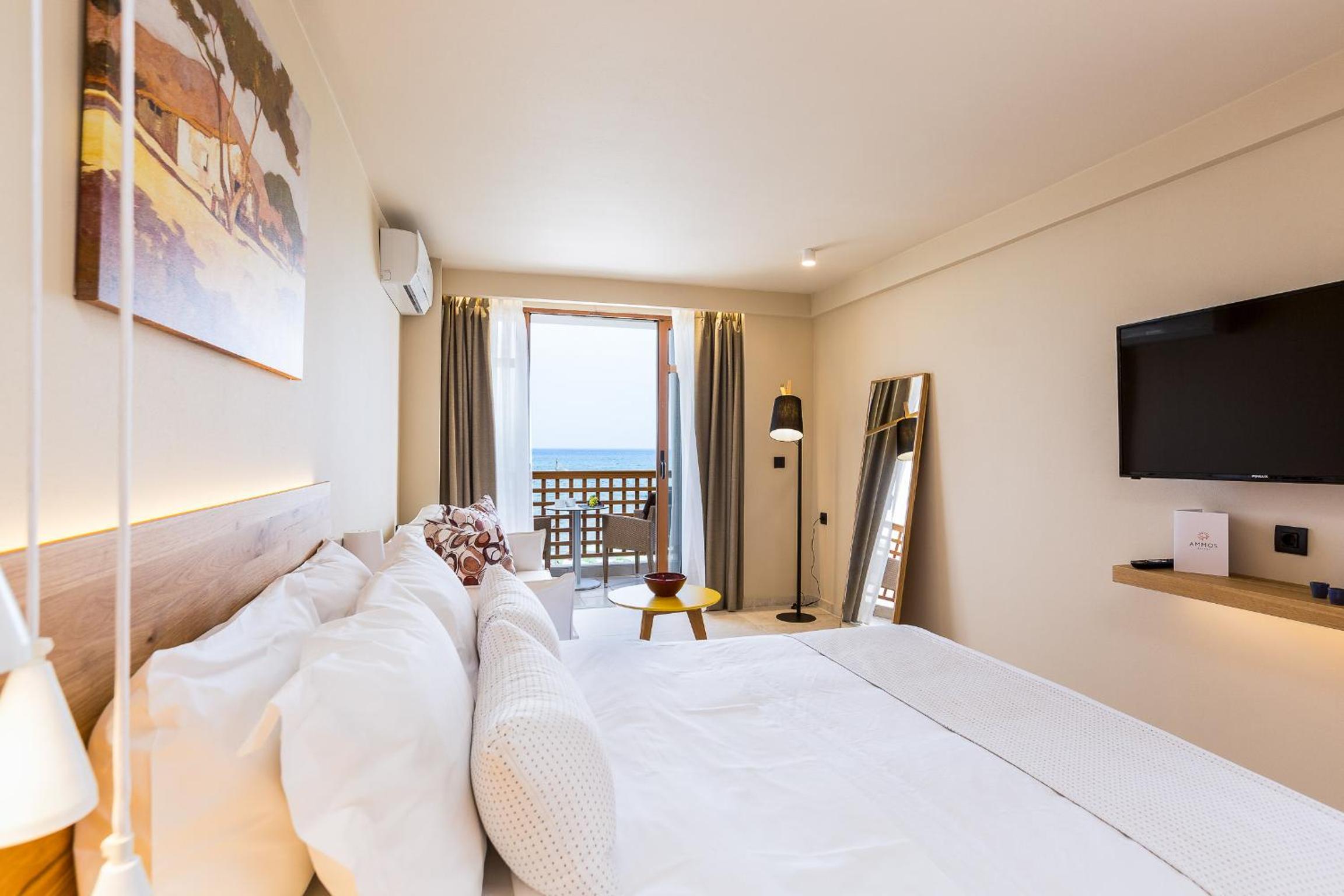 Deluxe Suite with Sea View thumbnail 6