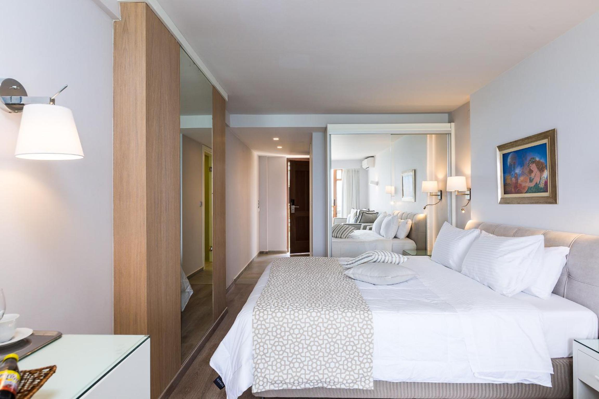 Deluxe Suite with Sea View thumbnail 6