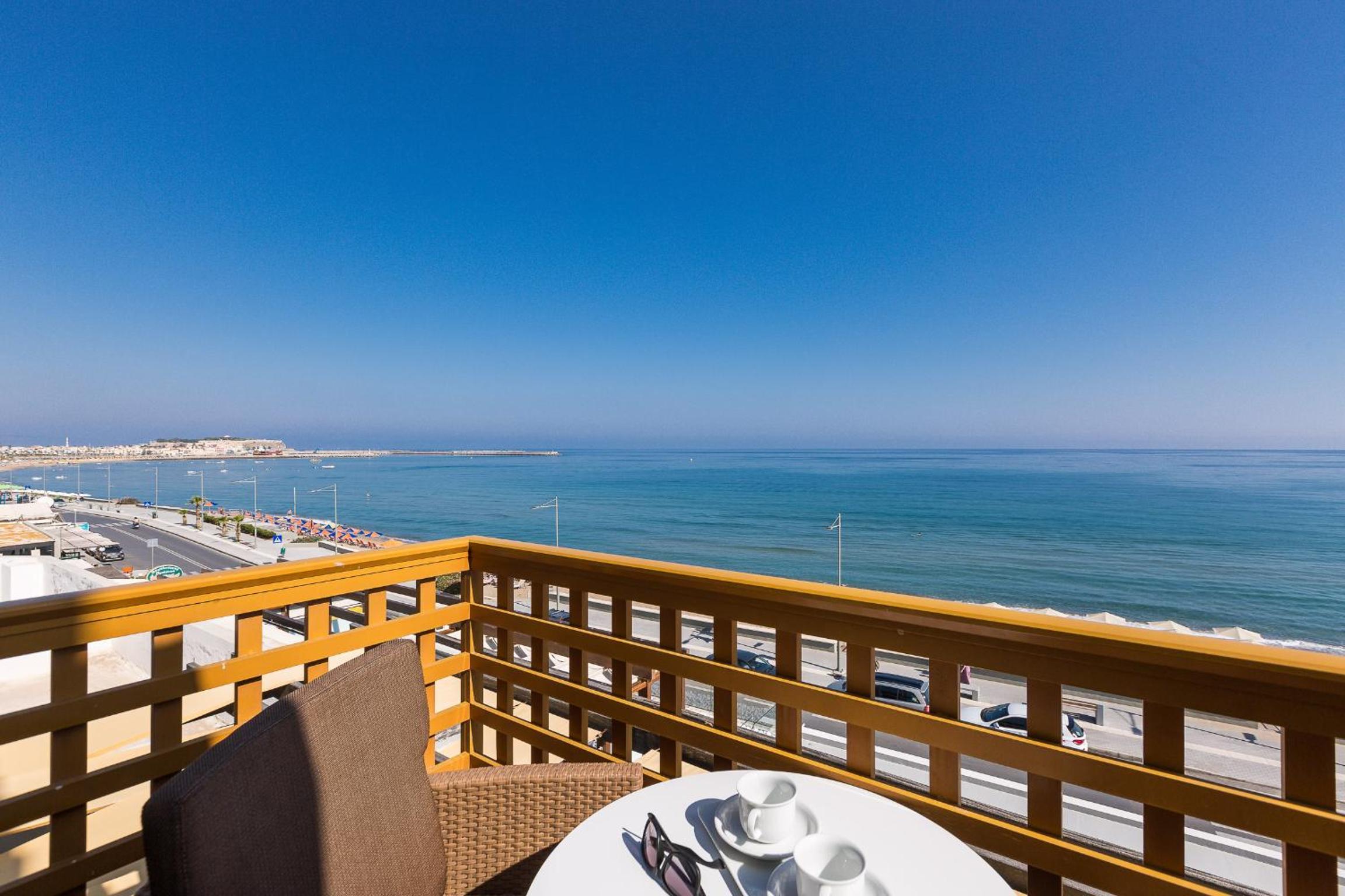 Deluxe One-Bedroom Suite with Sea View thumbnail 6