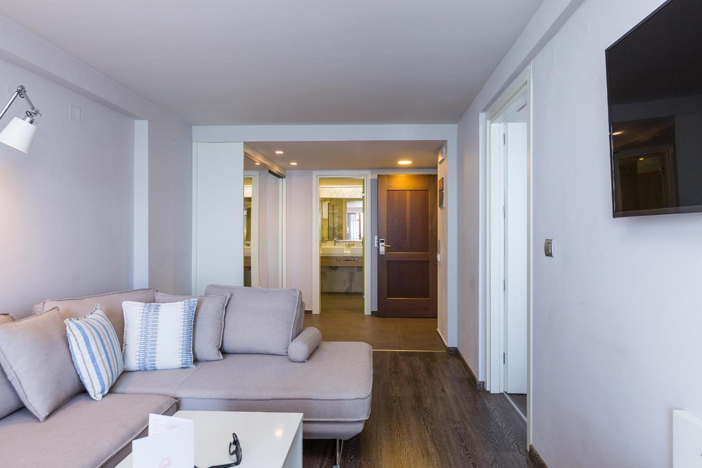 Deluxe One-Bedroom Suite with Sea View