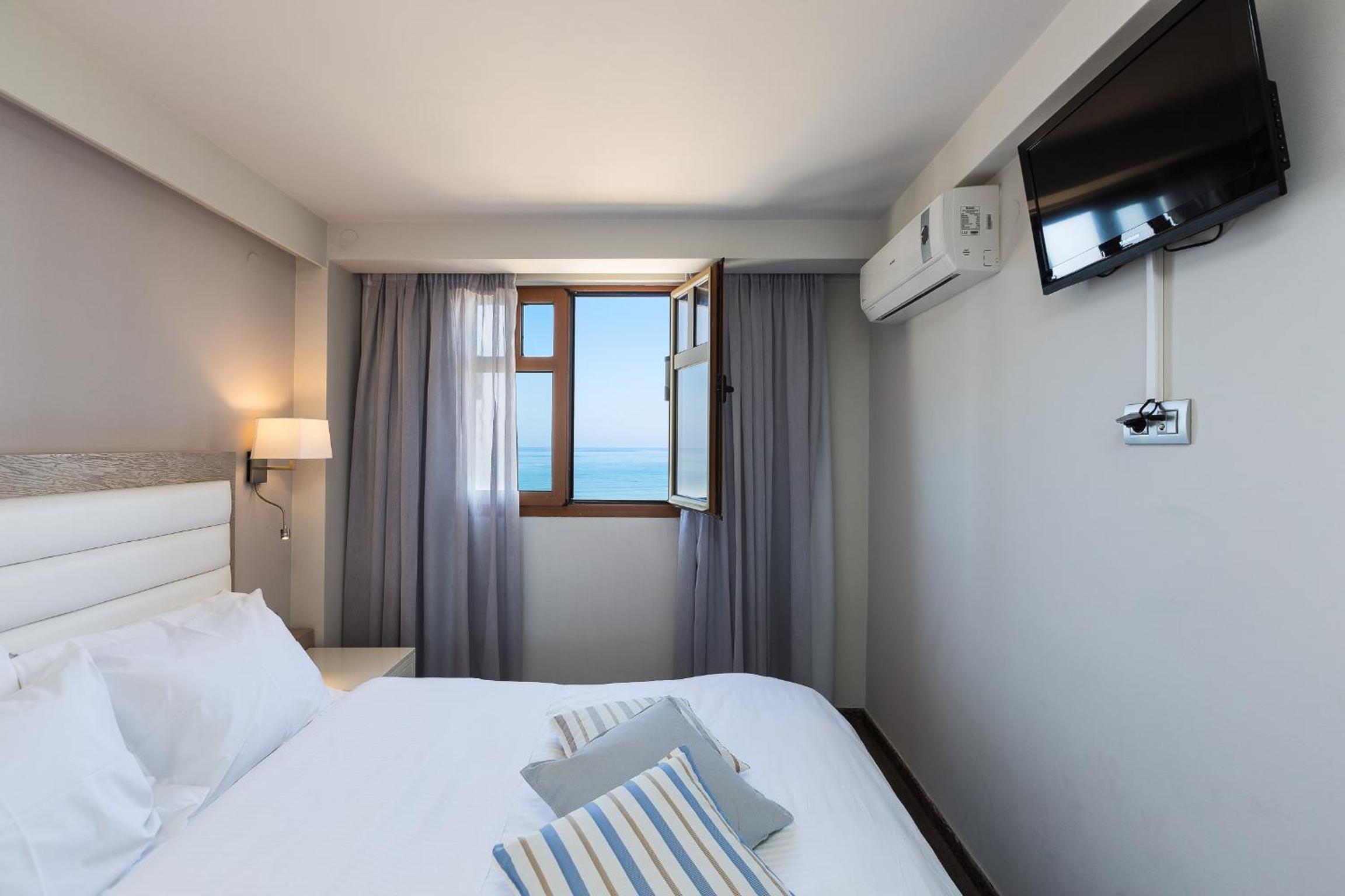 Deluxe One-Bedroom Suite with Sea View