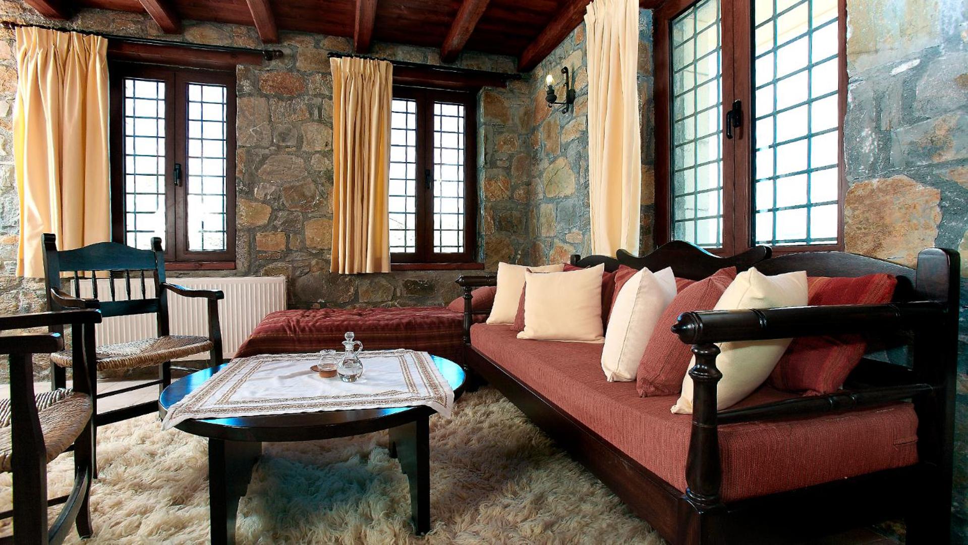 One-Bedroom Apartment (2 - 4 Adults) - Photo 1
