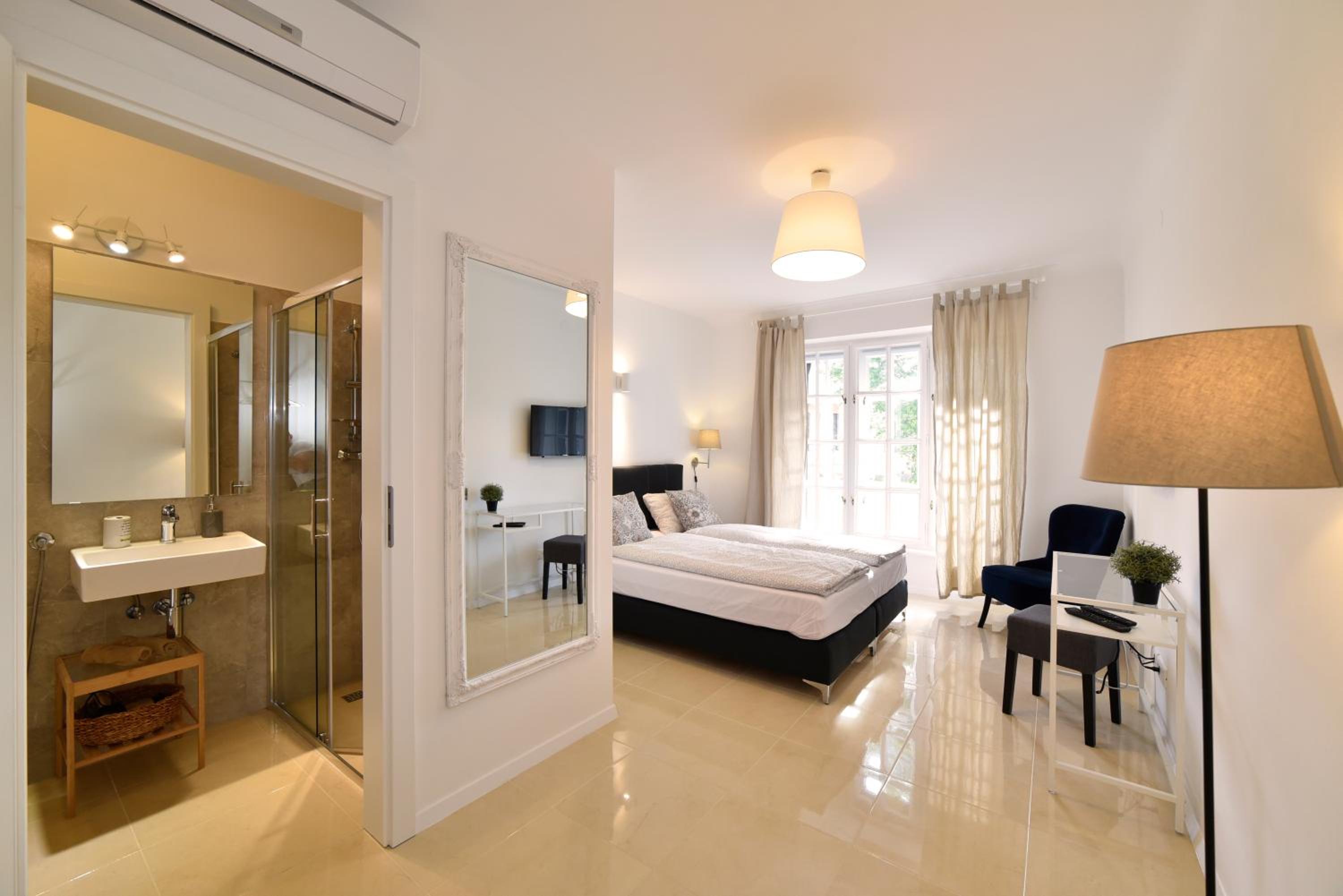 Double Room with Private Bathroom photo 1