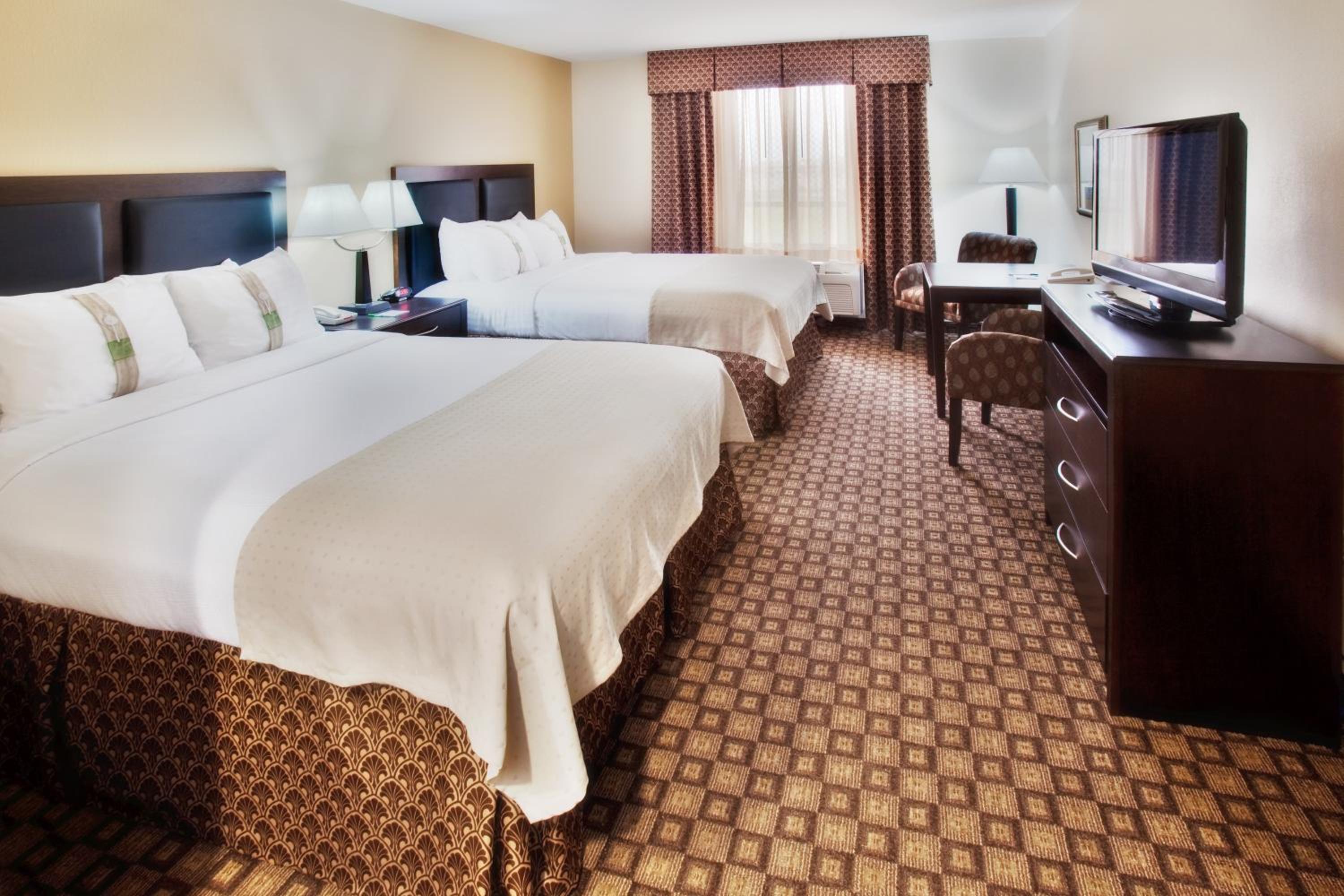 Queen Room with Two Queen Beds- Hearing Accessible Roll in Shower/Non-Smoking - Photo 1