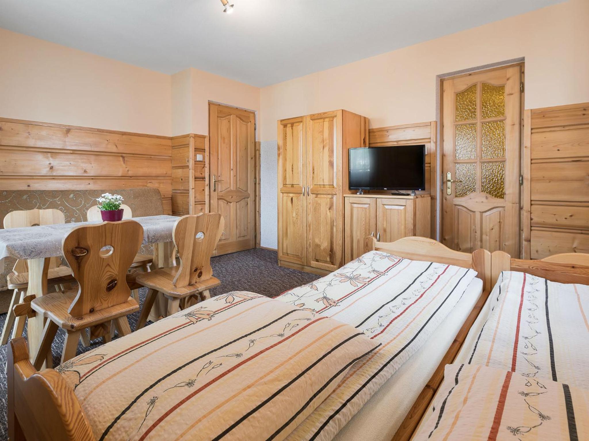 Twin Room with Sofa Bed and Balcony - Photo 2