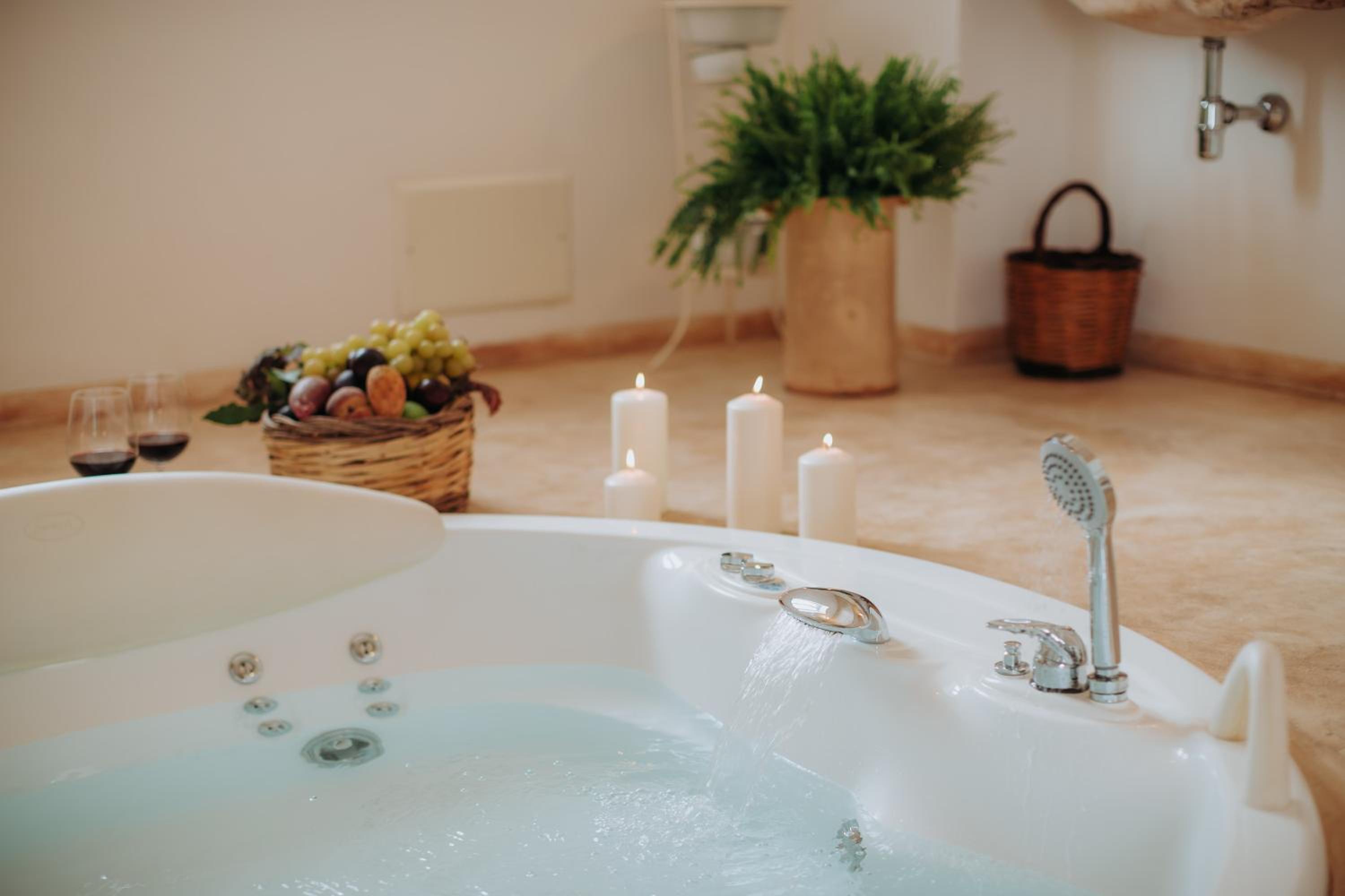 Suite with Spa Bath photo 3