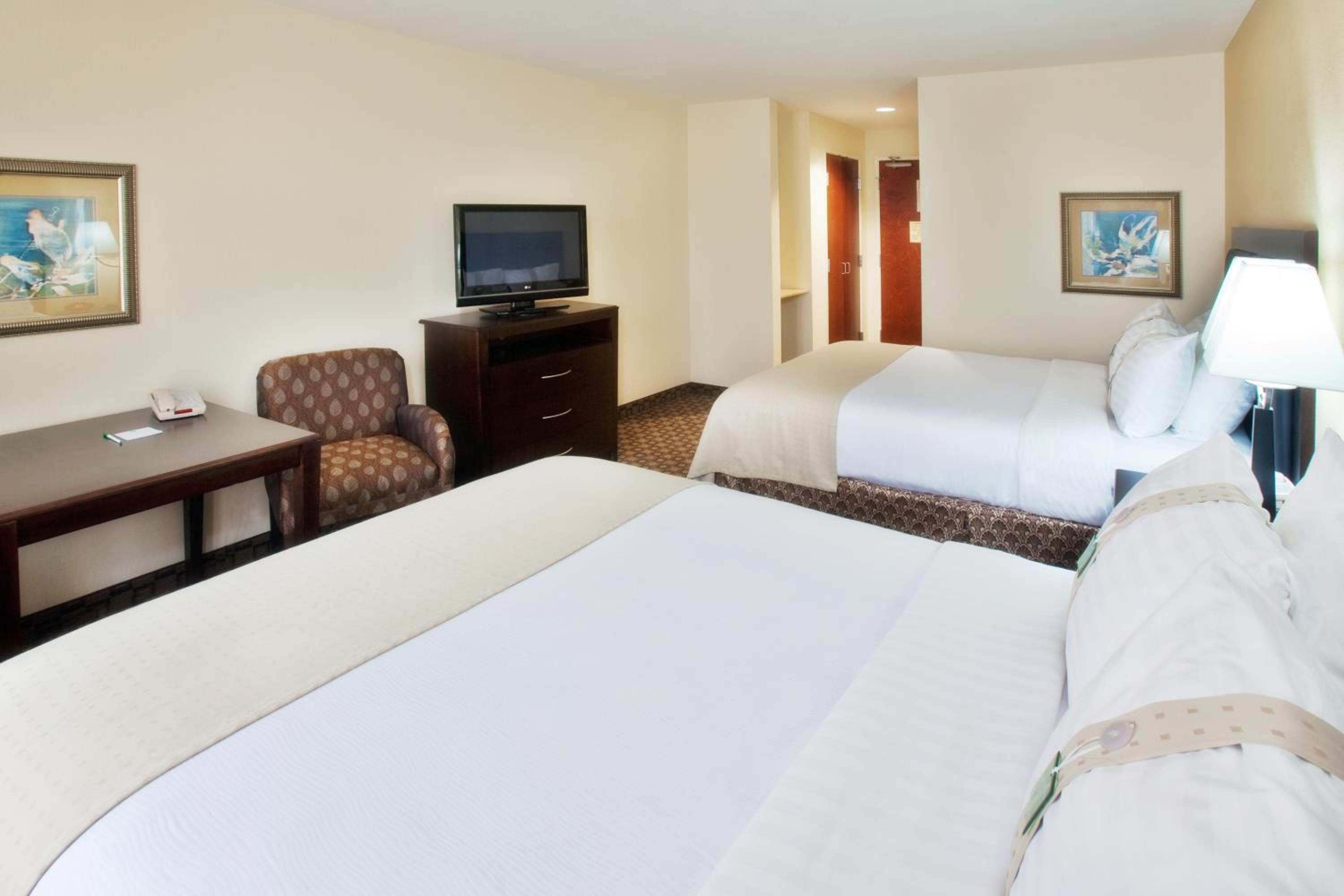 Queen Room with Two Queen Beds- Hearing Accessible Roll in Shower/Non-Smoking - Photo 3