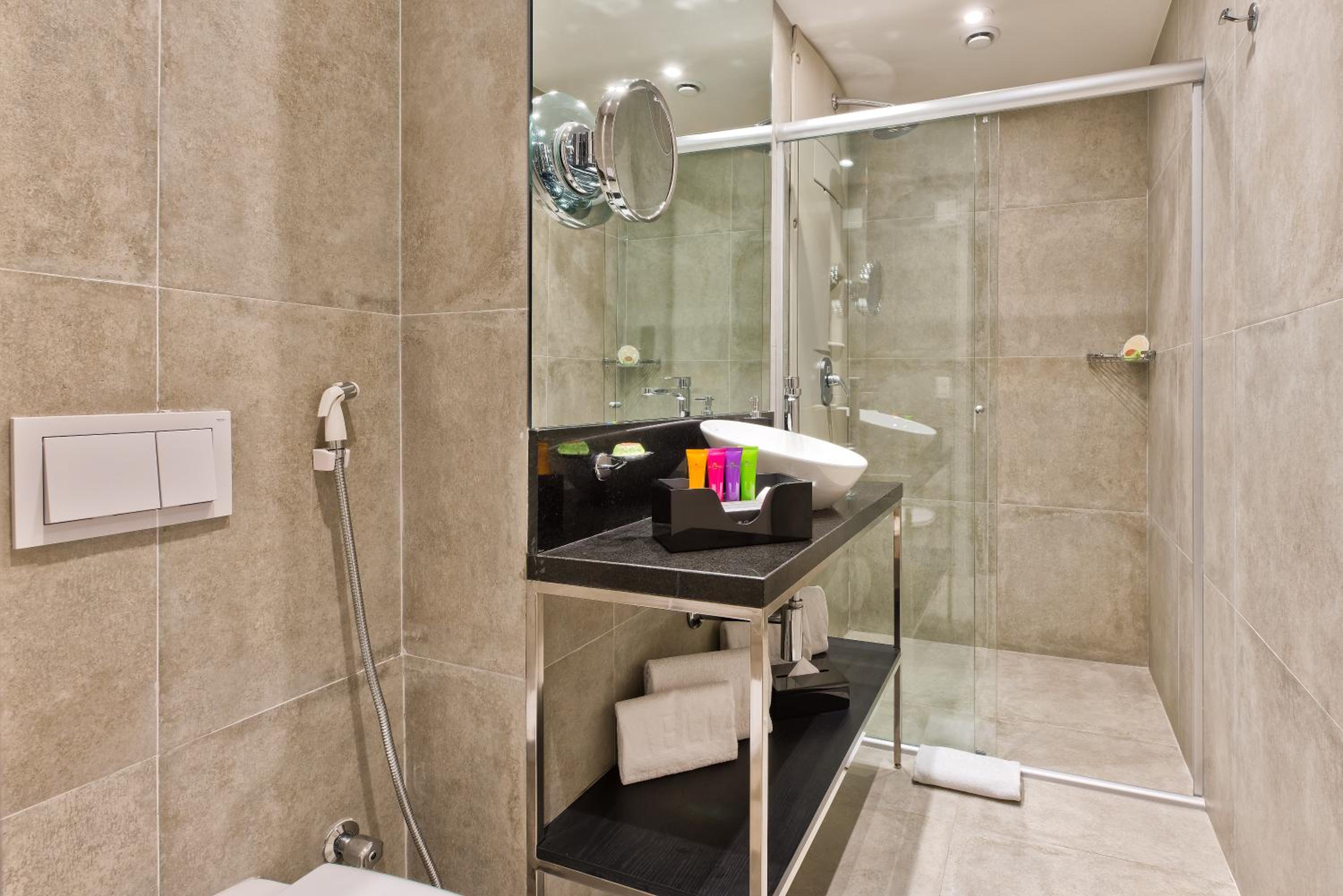 Premium Queen Room - Photo 10