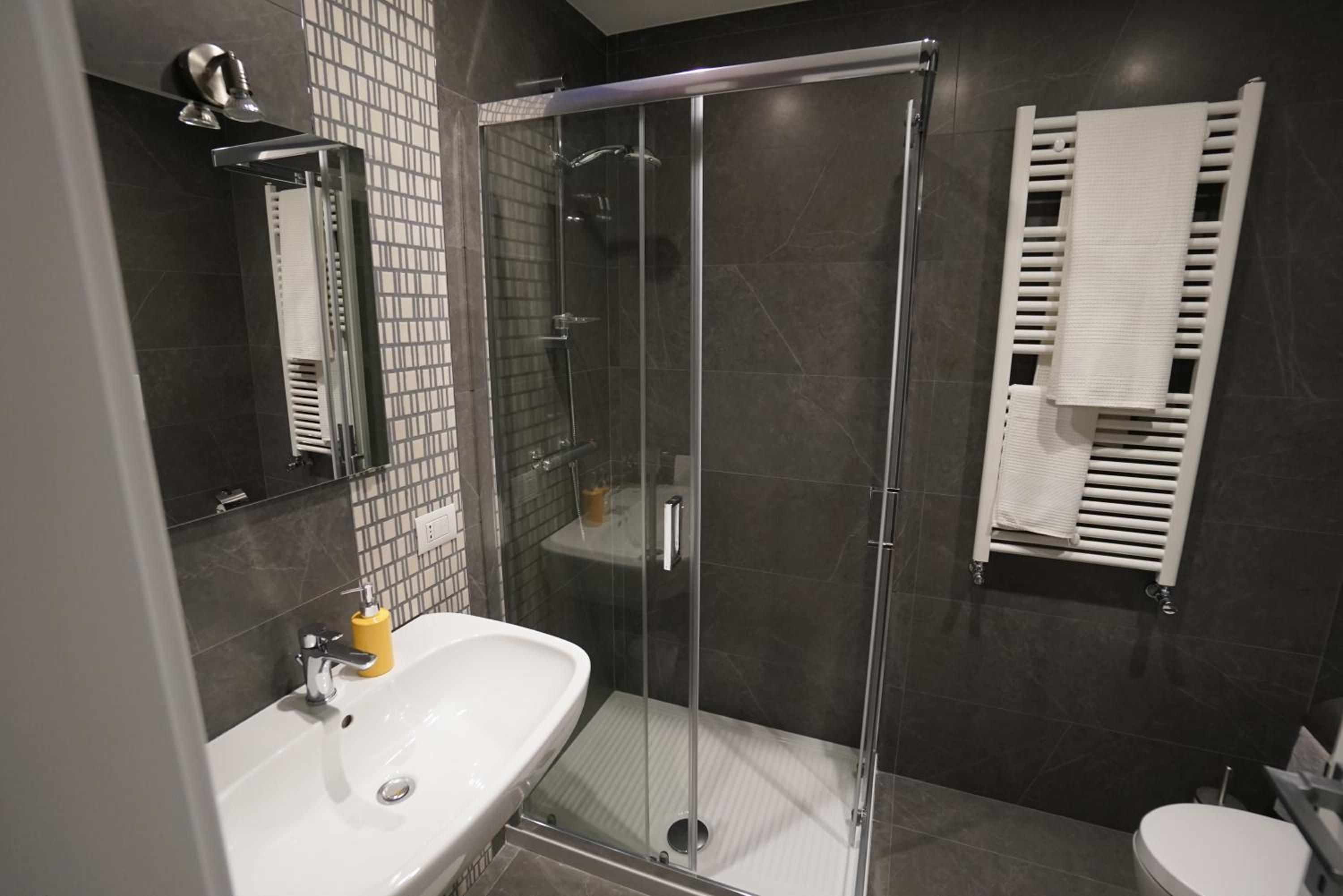Large Double Room - Photo 3