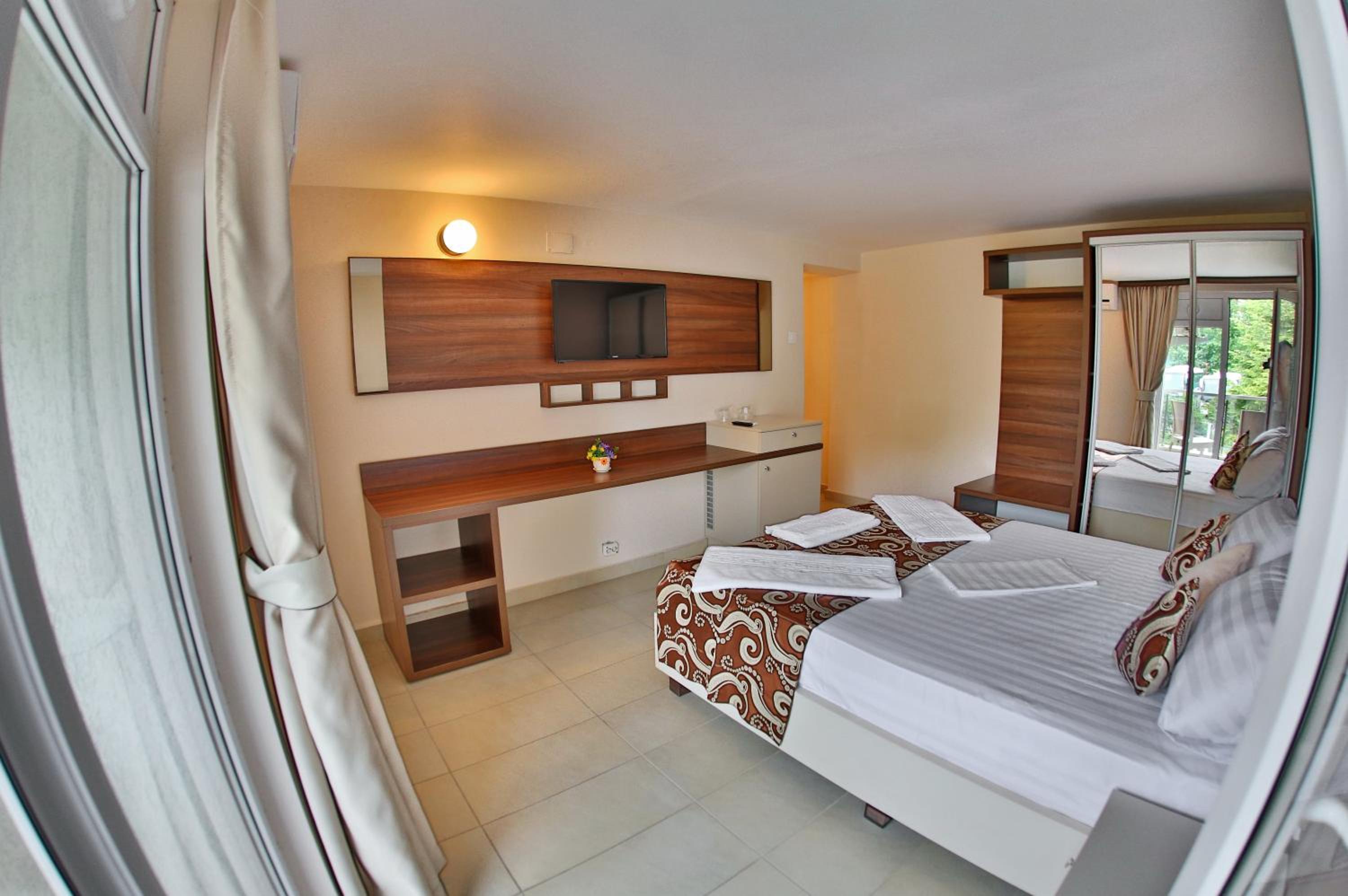 One-Bedroom Suite with Garden View photo 1