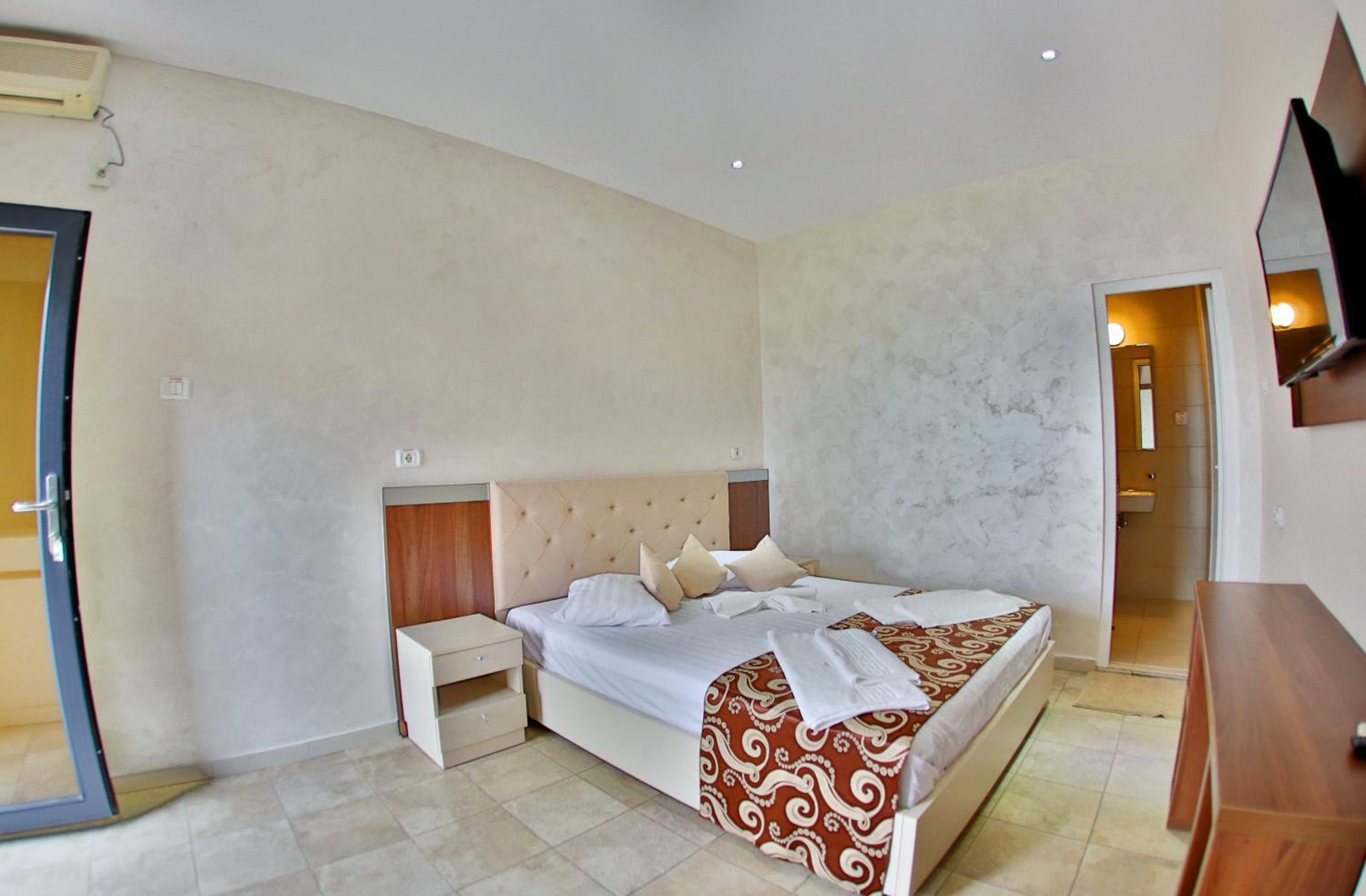 Superior Double Room with Garden View - Ground Floor photo 2