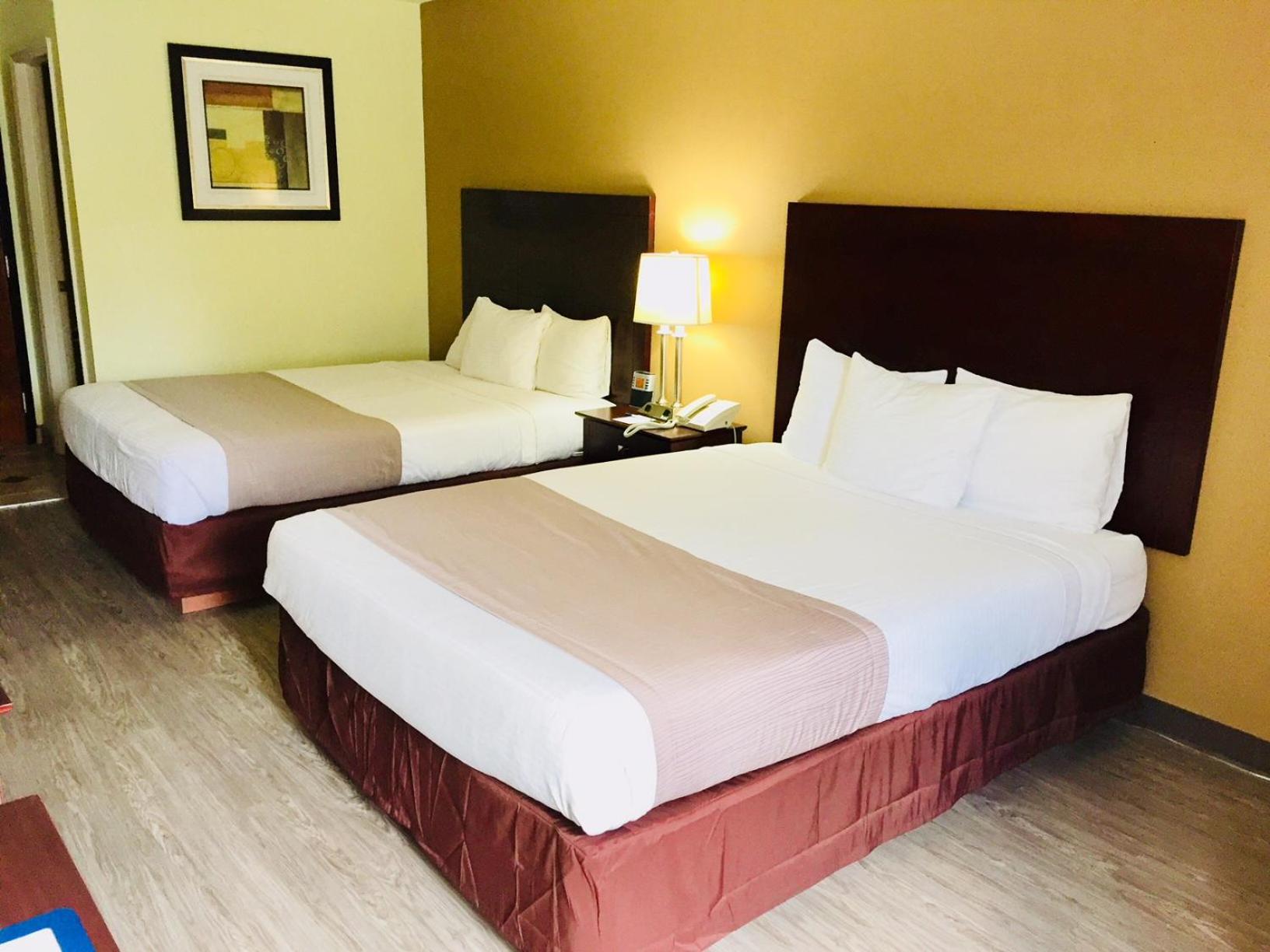 Queen Room with Two Queen Beds - Non-Smoking - Photo 8