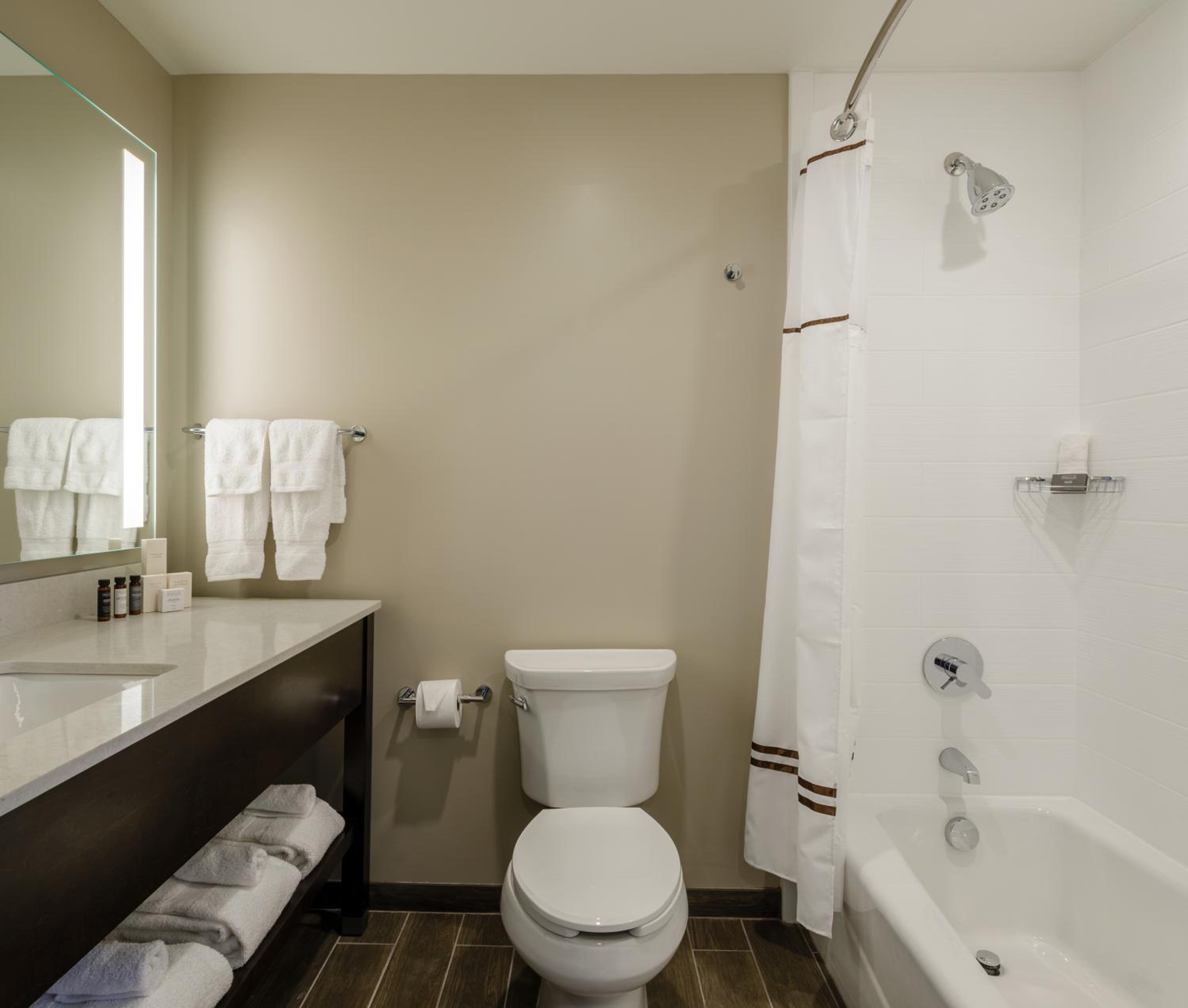 Deluxe Queen Room with Two Queen Beds photo 2