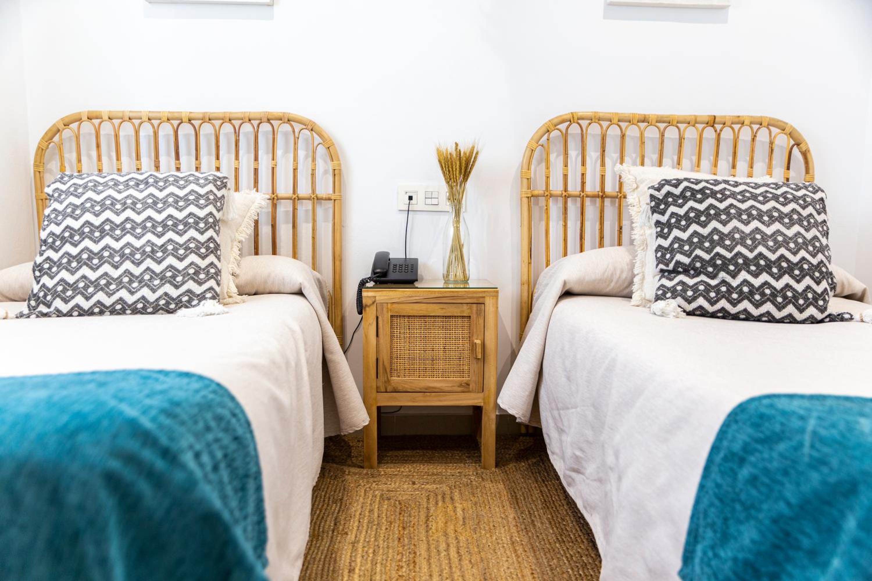 Twin Room thumbnail 6