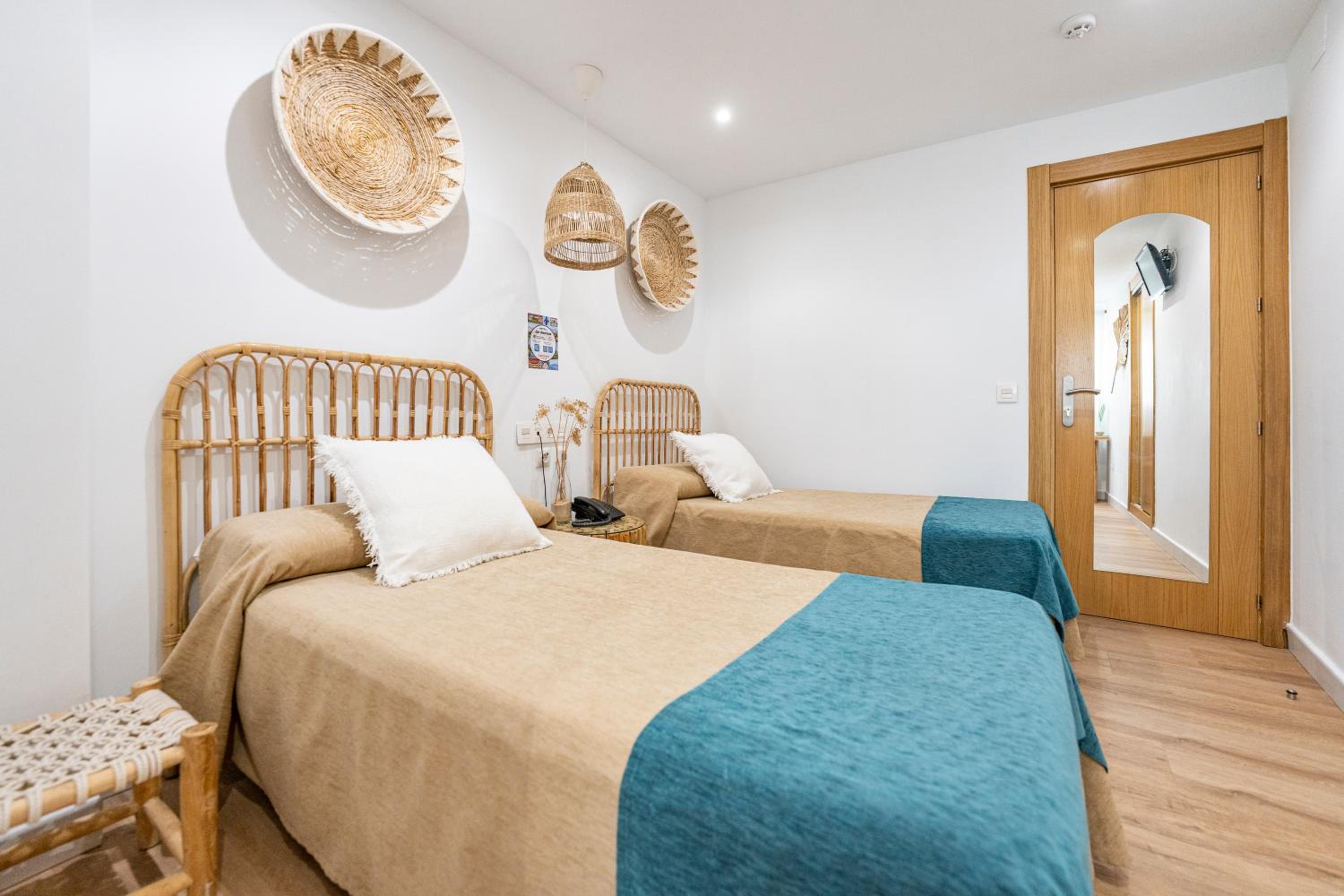 Twin Room thumbnail 5