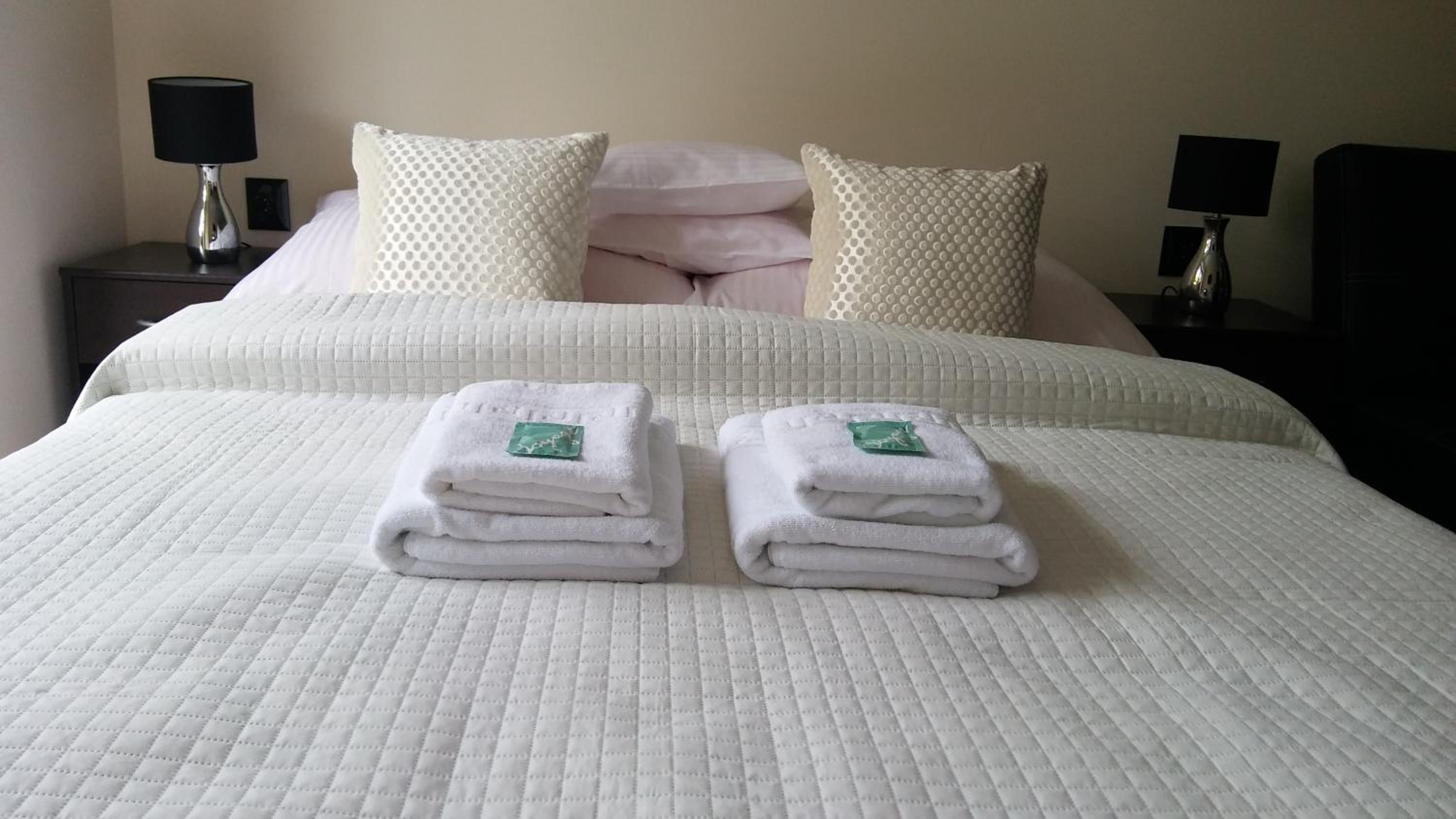Deluxe Double Room with Balcony - Photo 12
