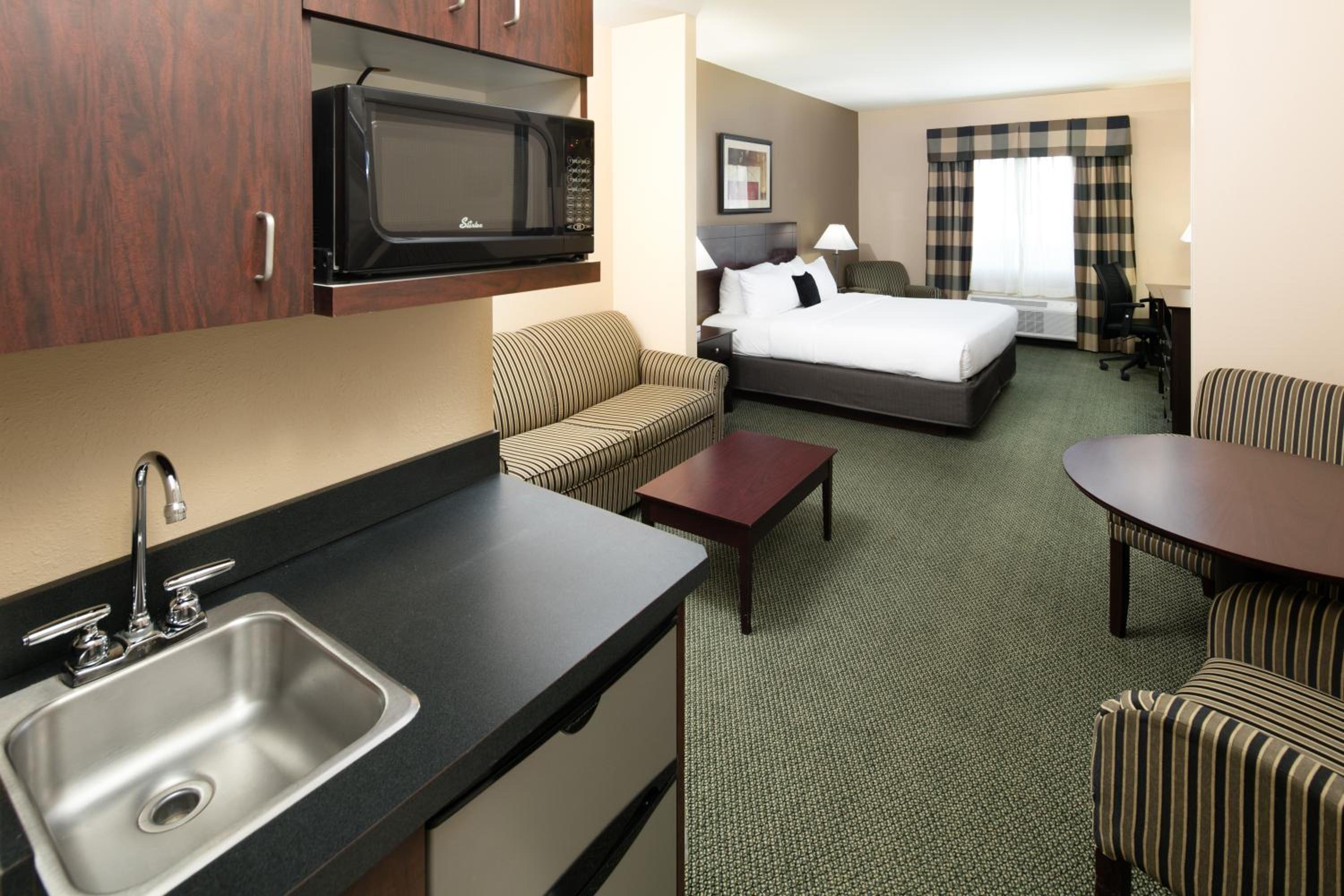One-Bedroom King Suite - Disability Accessible/Non-Smoking - Photo 1
