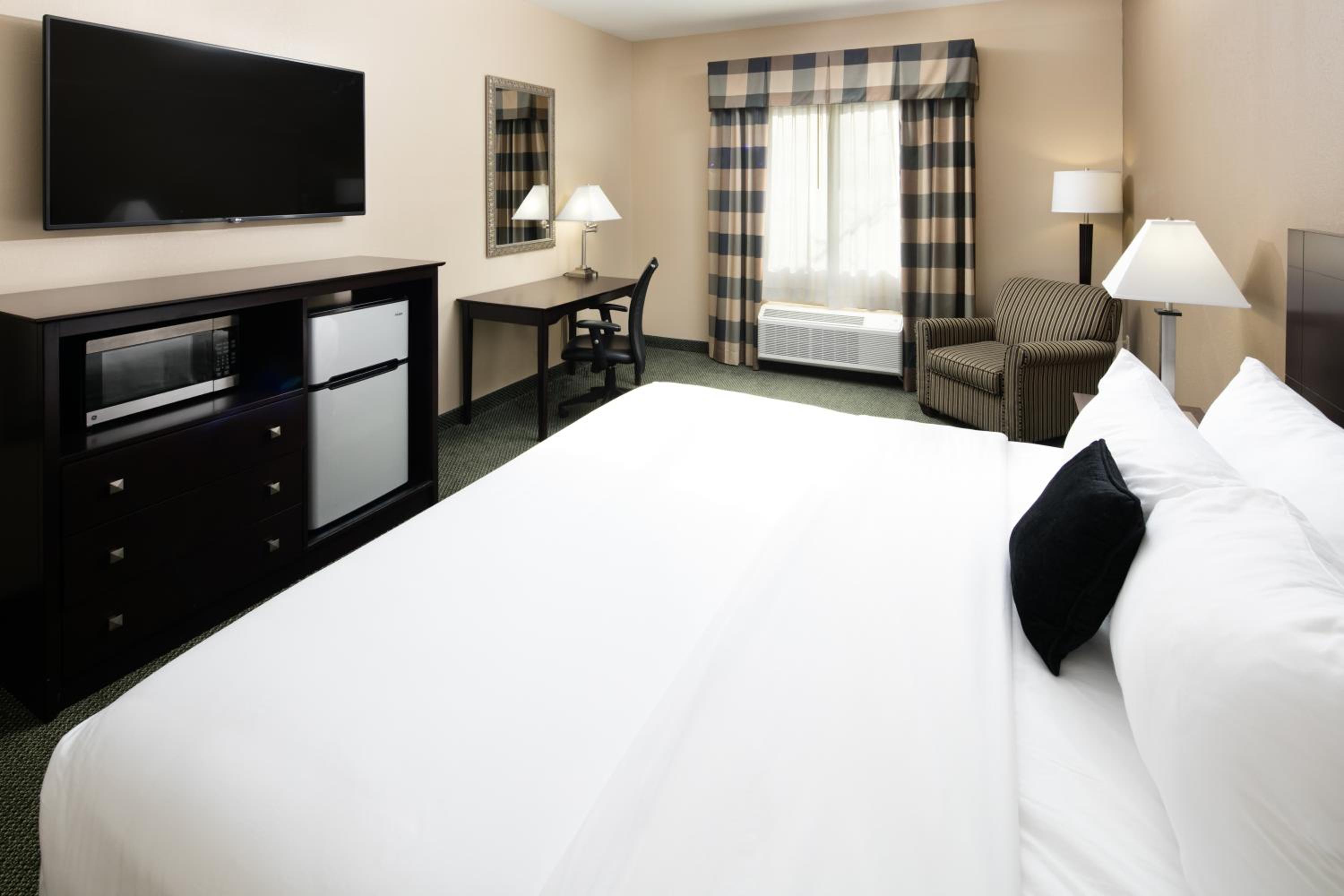 One-Bedroom King Suite - Disability Accessible/Non-Smoking - Photo 2
